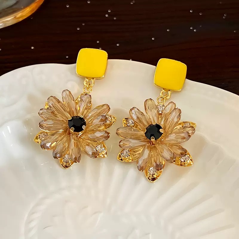 新款潮小雏菊水晶花朵耳环气质高级感小清新耳钉轻奢小众时尚耳饰 白底实物图