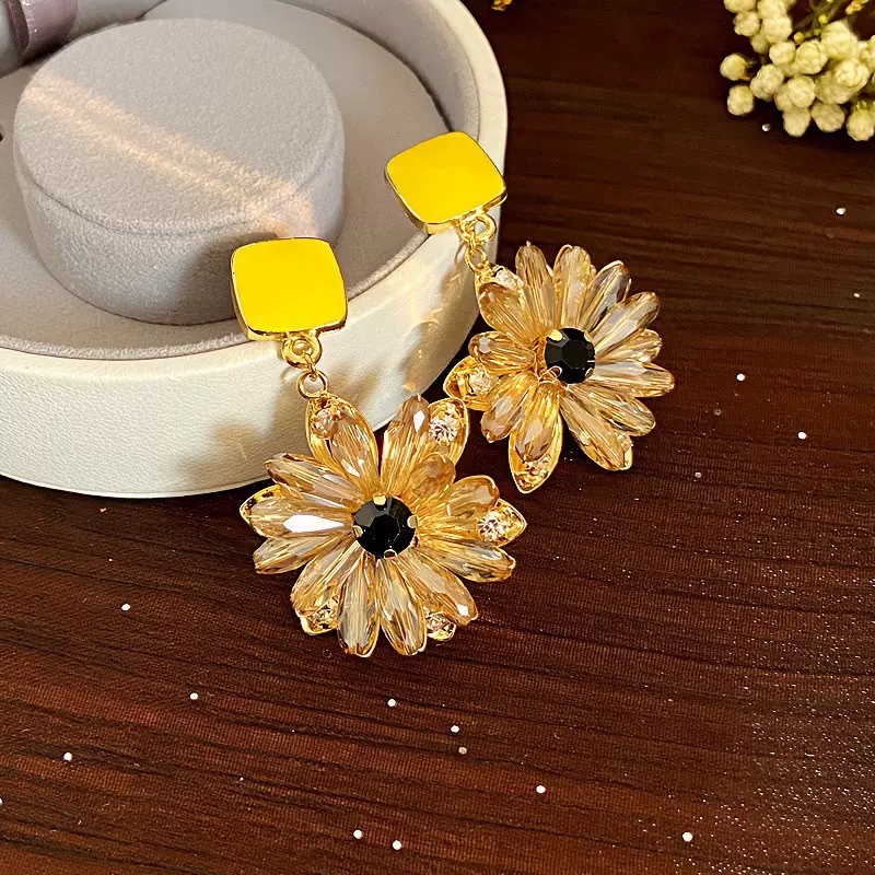 The new trendy Daisy crystal flower earrings exude a sense of elegance and sophistication. The fresh and delicate stud earrings are a light luxury and niche fashion accessory