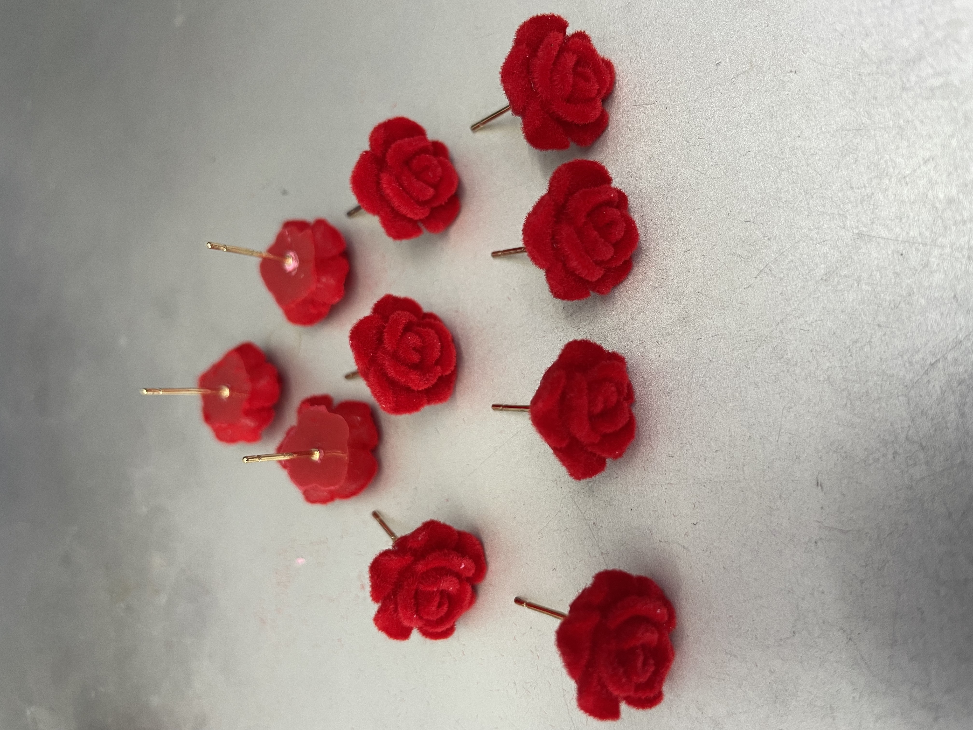 12mm树脂植绒花大红色带耳针