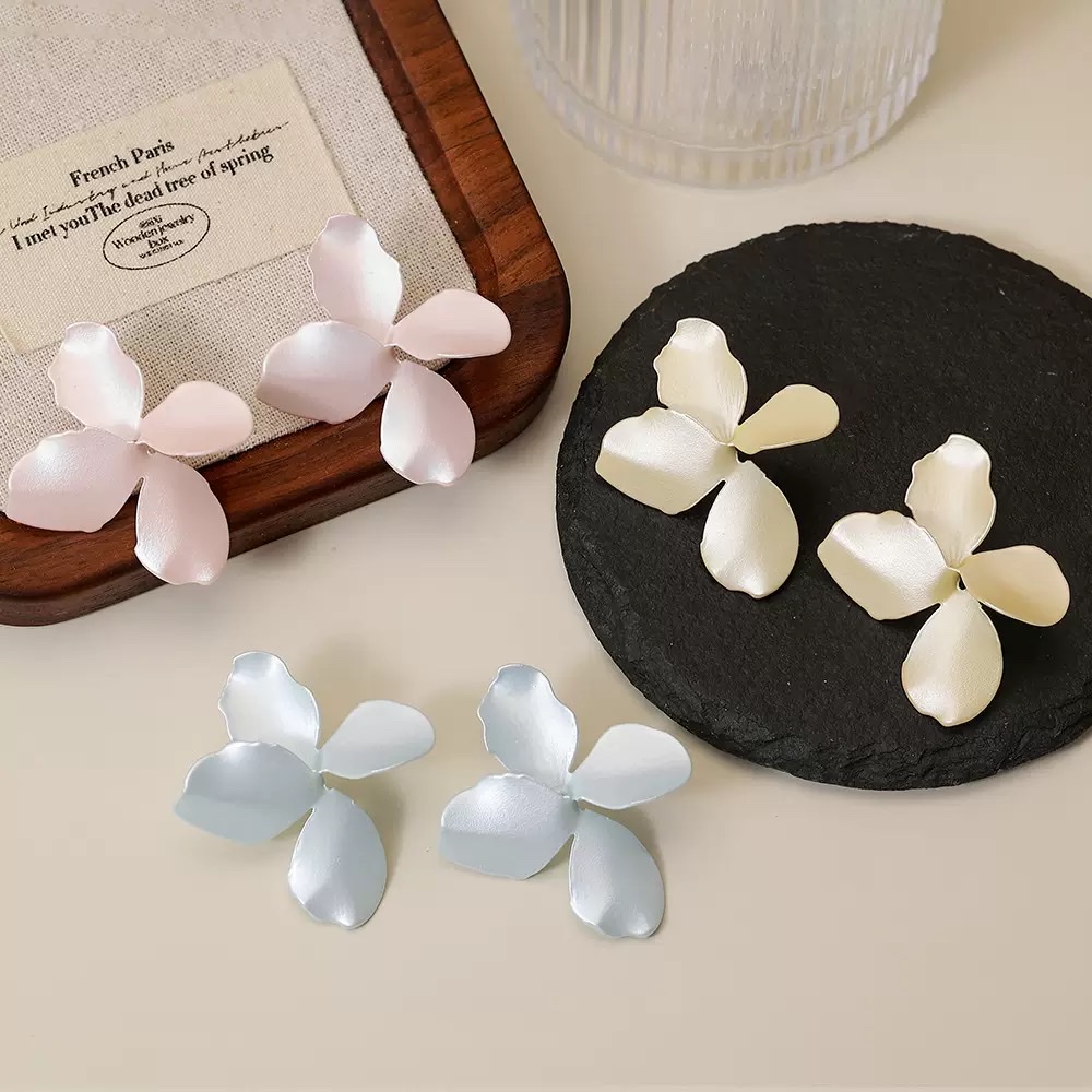 European and American exaggerated, simple and fashionable lacquered flower stud earrings with a light luxury and high-end feel, niche design silver needle flower bouquet earrings and accessories detail image 2