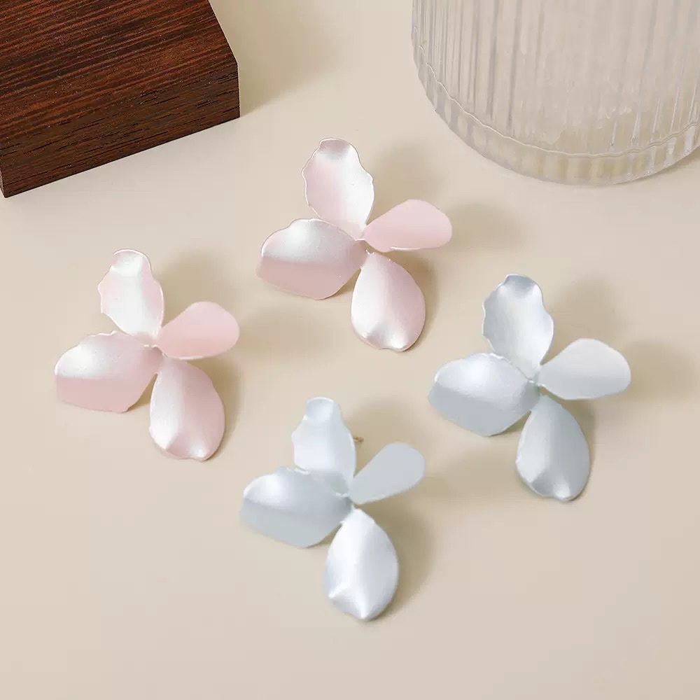 European and American exaggerated, simple and fashionable lacquered flower stud earrings with a light luxury and high-end feel, niche design silver needle flower bouquet earrings and accessories