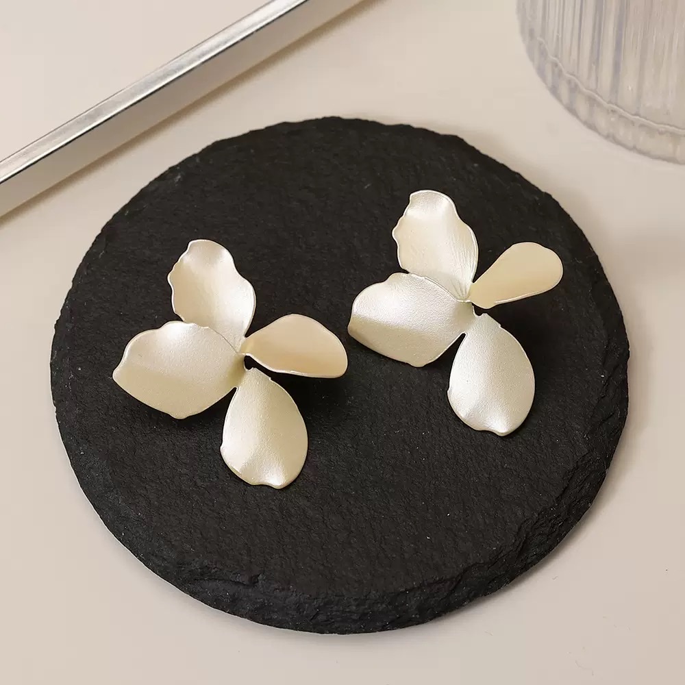 European and American exaggerated, simple and fashionable lacquered flower stud earrings with a light luxury and high-end feel, niche design silver needle flower bouquet earrings and accessories Item Picture