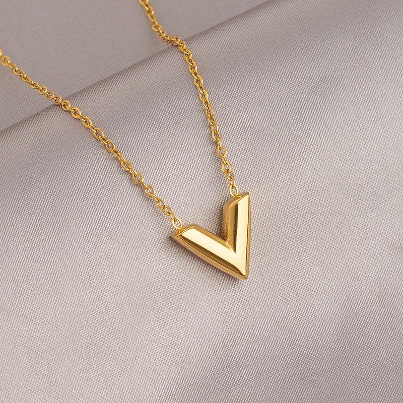 Golden alloy necklace for women, non-fading, light luxury, niche collarbone chain accessory, high-end, versatile, fashionable and elegant neckchain necklace Application Scenario