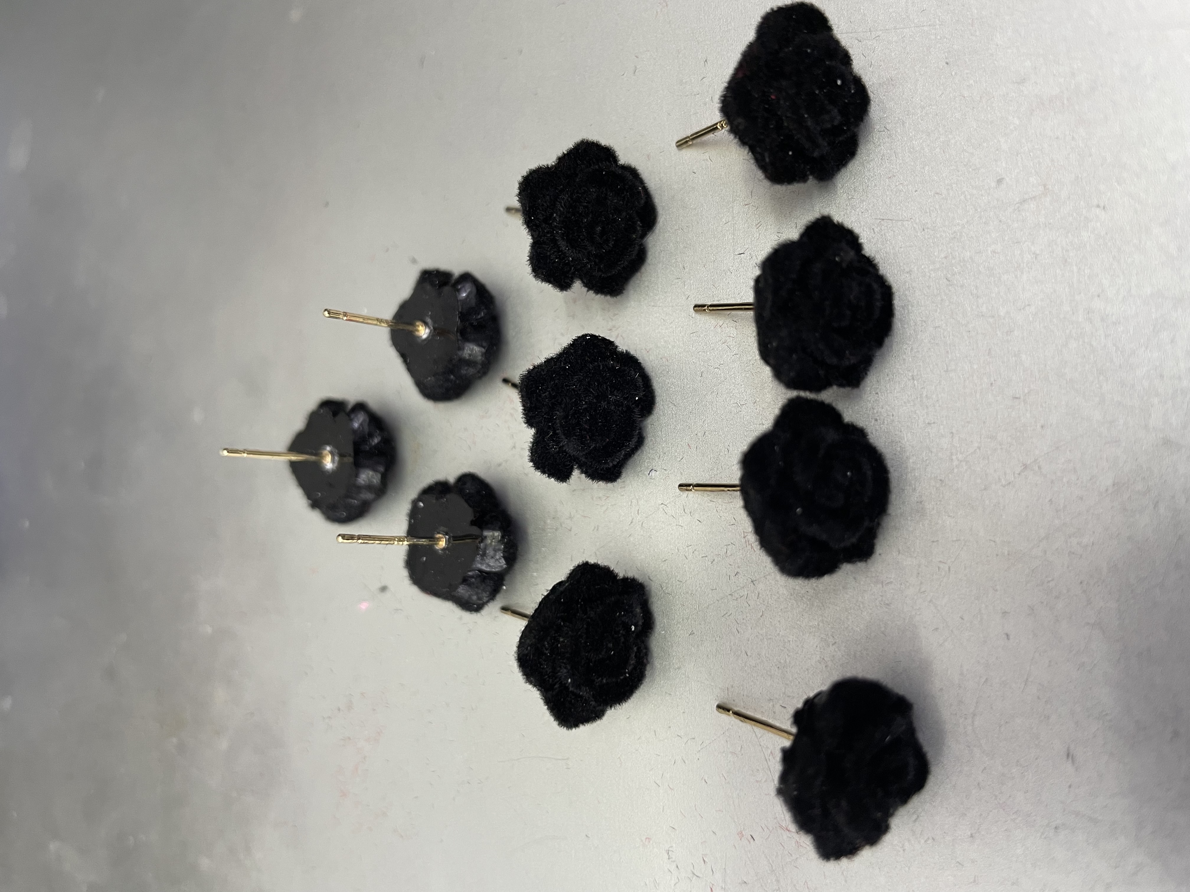 12mm树脂植绒花黑色带耳针