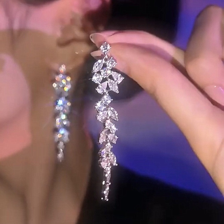 S925 Silver Needle Exquisite Super Sparkling Zircon earrings, women's light luxury and high-end style, trendy and versatile ear accessories Application Scenario