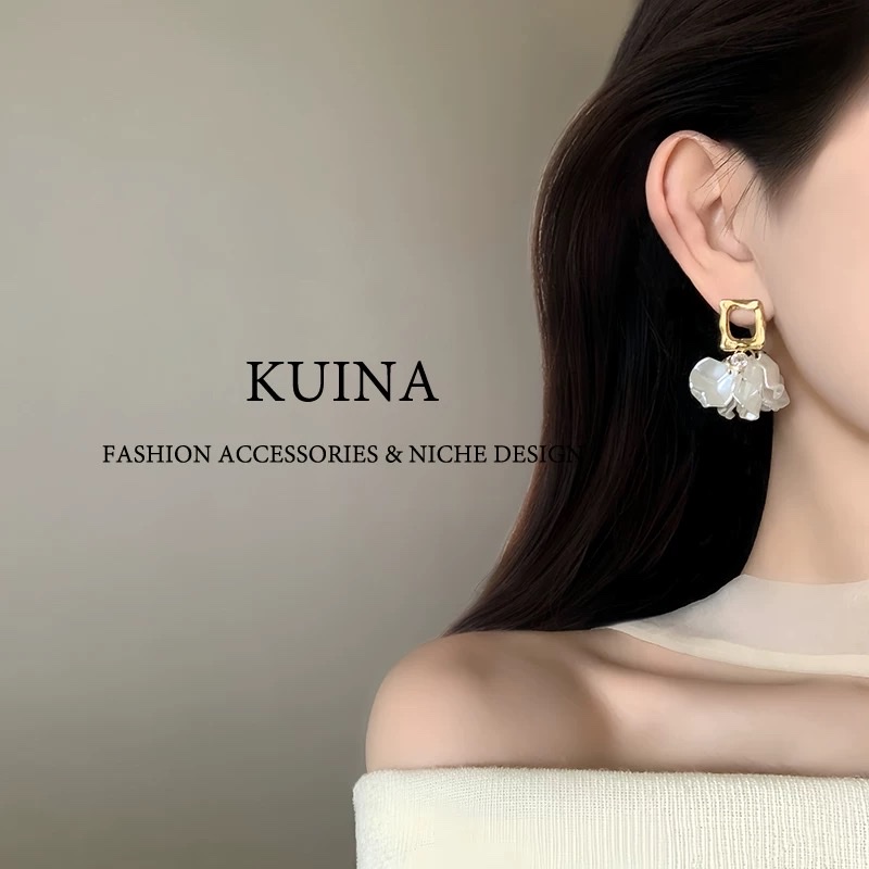 French white petal earrings, silver needle stud earrings, women's light luxury and high-end style earrings, new unique flower earrings and stud earrings Application Scenario