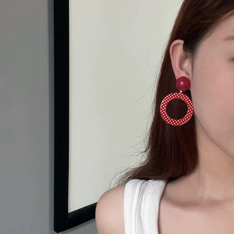 港风红色波点圈圈耳环显白复古耳饰俏皮摩登夸张无耳洞蚊香盘耳夹
