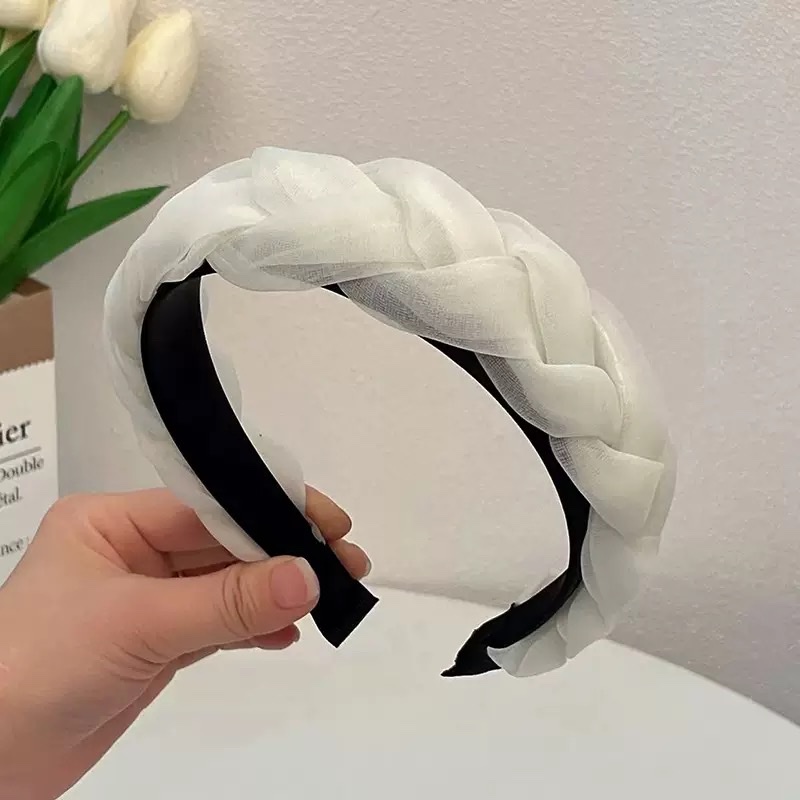 Korean version of Organza solid color mesh woven twisted large versatile headband, French retro headband for girls Application Scenario