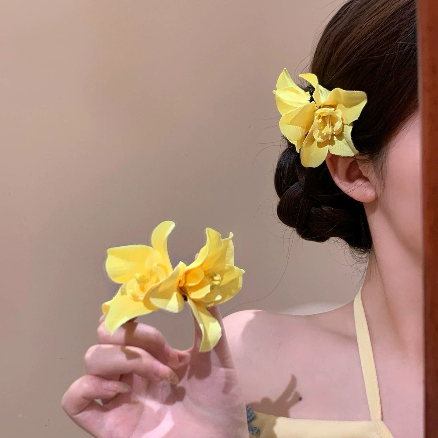 A stunning yellow flower hairpin with a seaside vacation style for women, a small clip headwear with side bangs and a duckbill clip