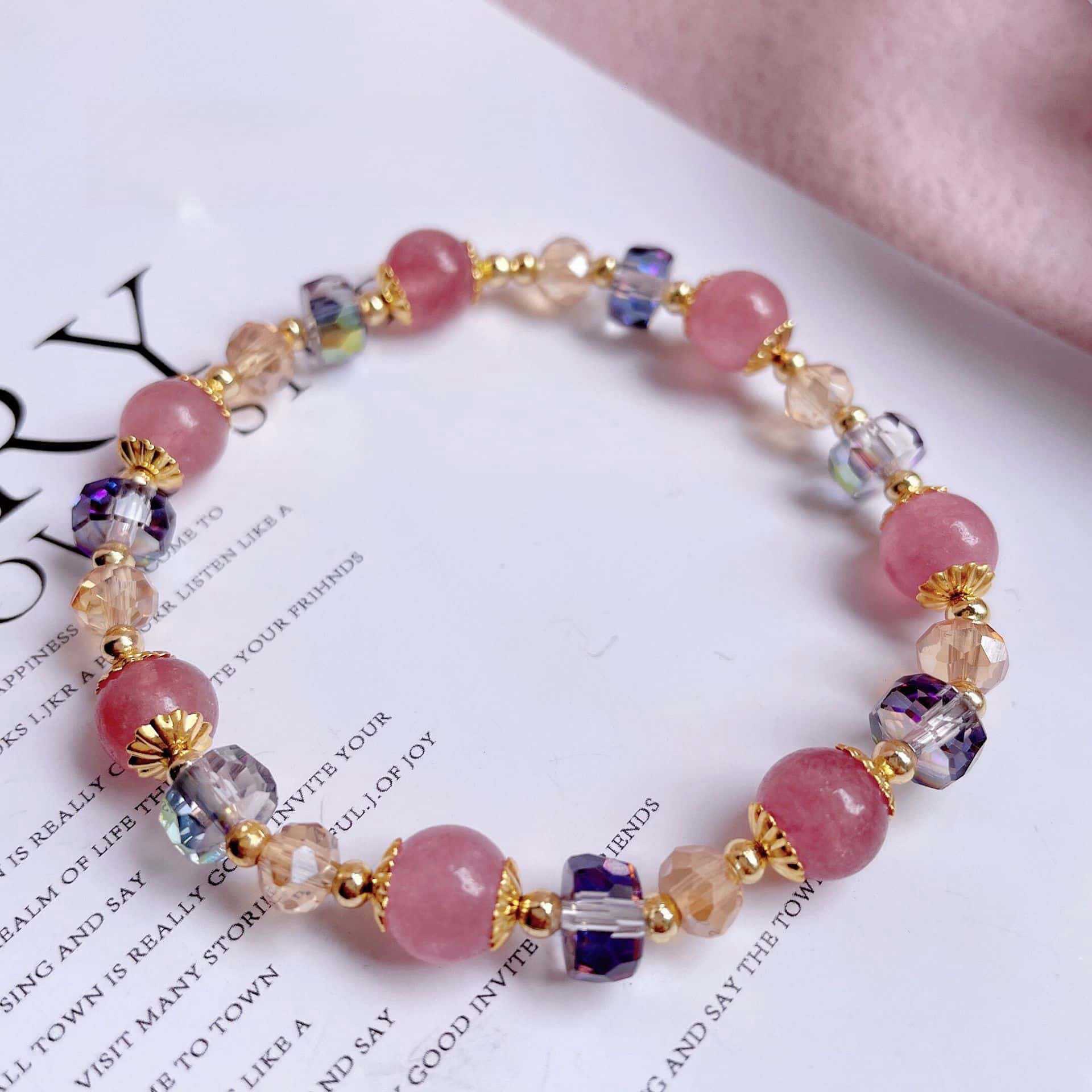 A simple, fashionable and light luxury strawberry crystal bracelet of the same style as Douyin. A gift for classmates and best friends Application Scenario