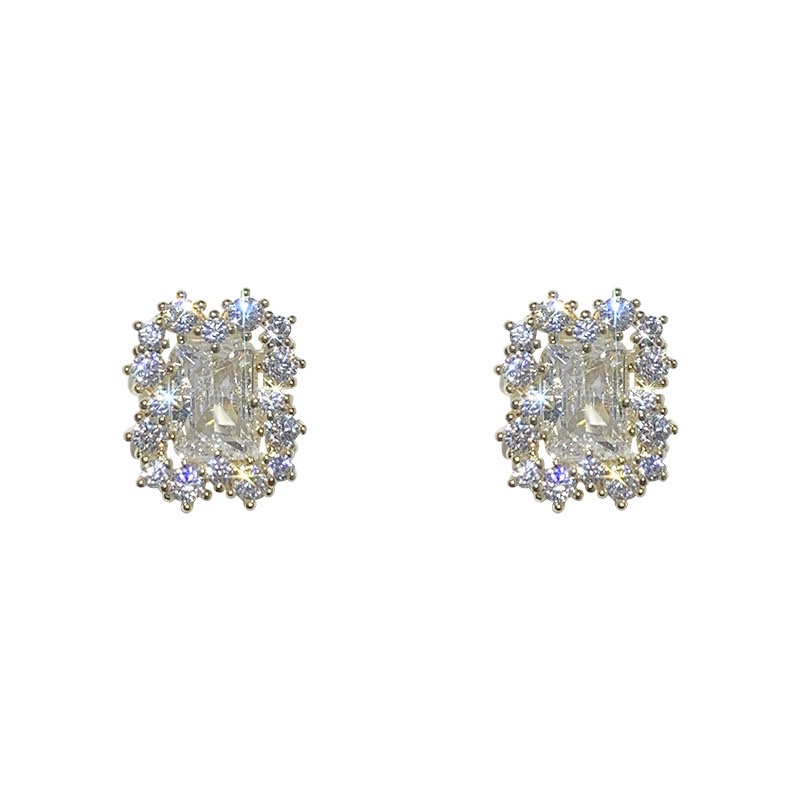 New 2026 sparkling diamond geometric stud earrings for women, light luxury, niche, high-end vintage earrings, retro charm, stud accessories, and ear piercing detail image 4