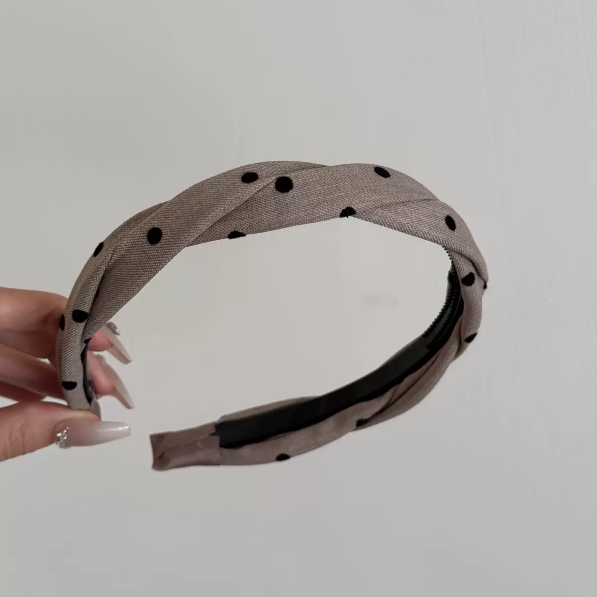 The Korean-style Xiaoxiang Wind Wave double twisted twisted toothed hairband is versatile. It features a high top, wide edge, pressure hairband, headband, and a butterfly-shaped hairband for women details Picture