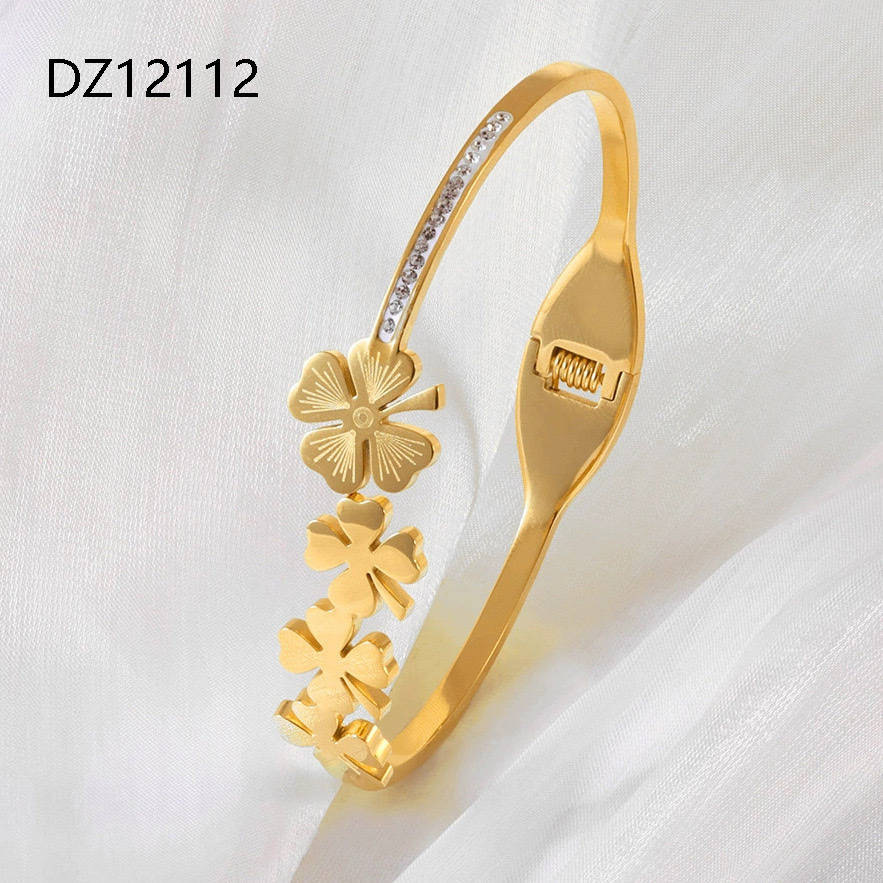 Factory direct supply of stainless steel gold-plated bracelet, red enamel four-leaf clover series diamond-encrusted hollow titanium steel bracelet jewelry Application Scenario