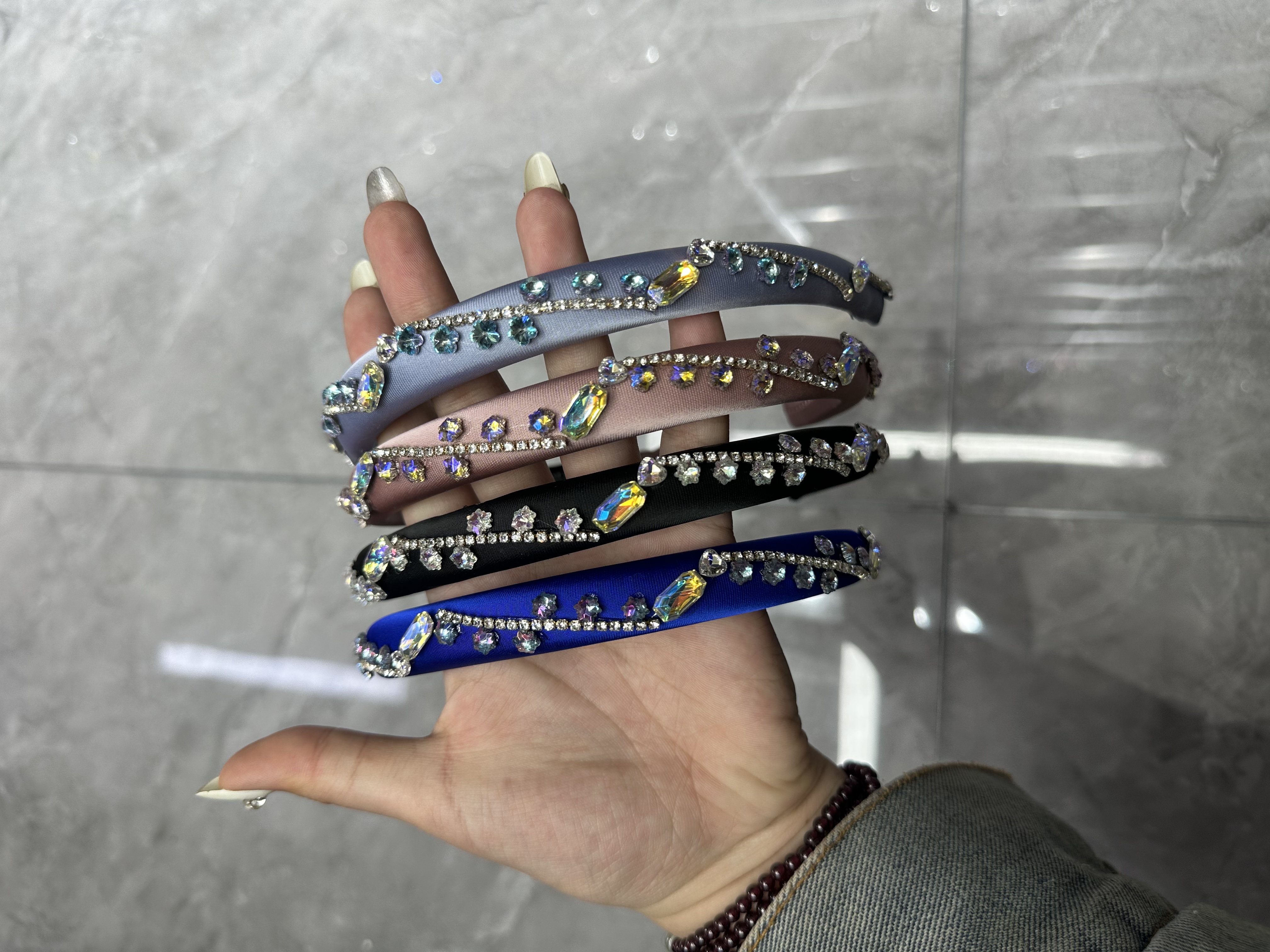 The Korean-style trendy, sweet, individual and simple headband is studded with diamonds and features a solid color with fine edges. It is a niche design hair accessory