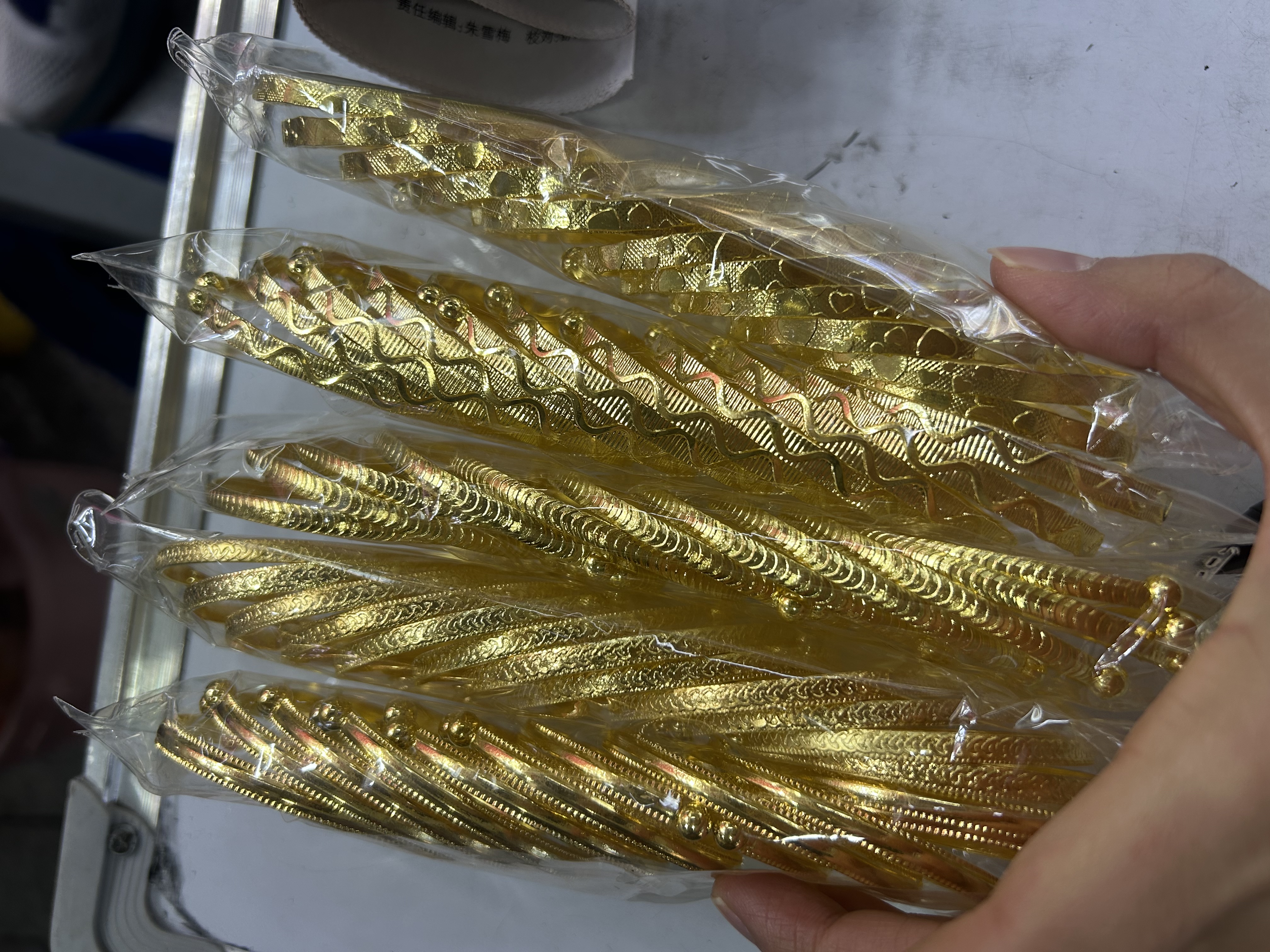 中东非洲热卖手镯，外贸铁手镯，女士手镯产品图