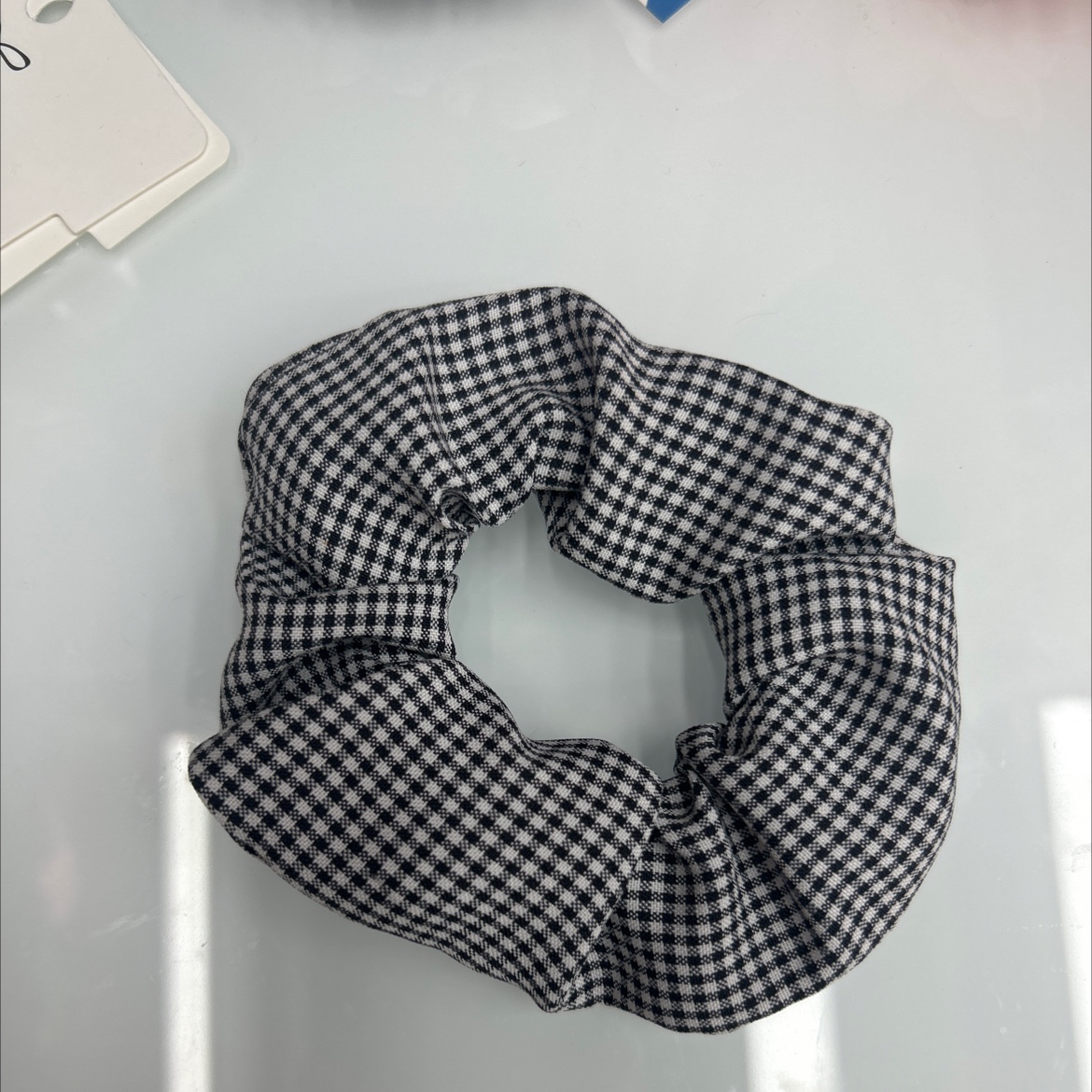 黑白小细格布圈，是今年主要的流行发饰，适合不同年龄段女姓佩戴
