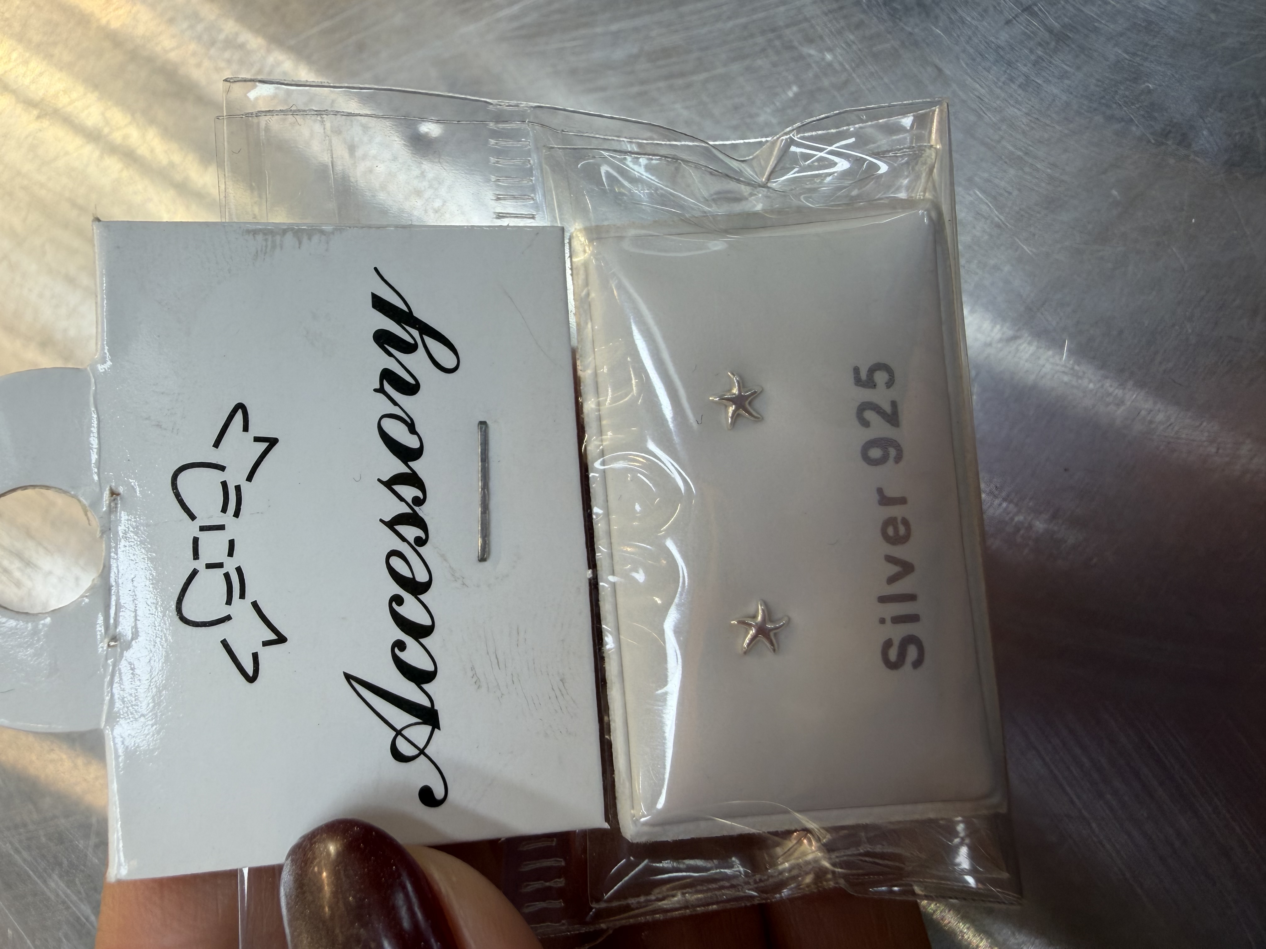 Fashionable 925 silver stud earrings are simple, elegant, individualistic and stylish. They are versatile stud accessories for female students