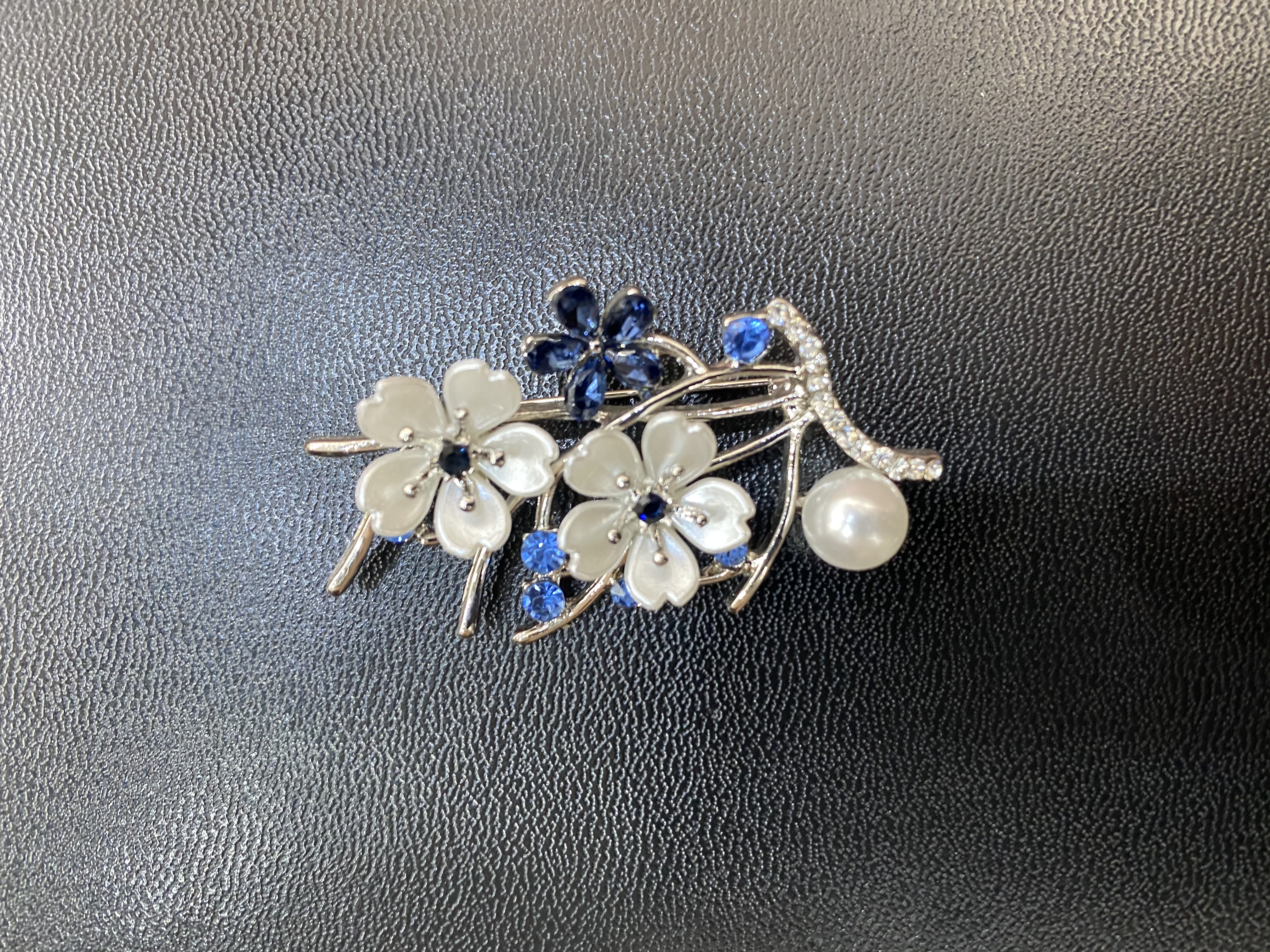 新款优雅甜美风时尚气质珍珠桃花胸针新国风服饰百搭款产品图