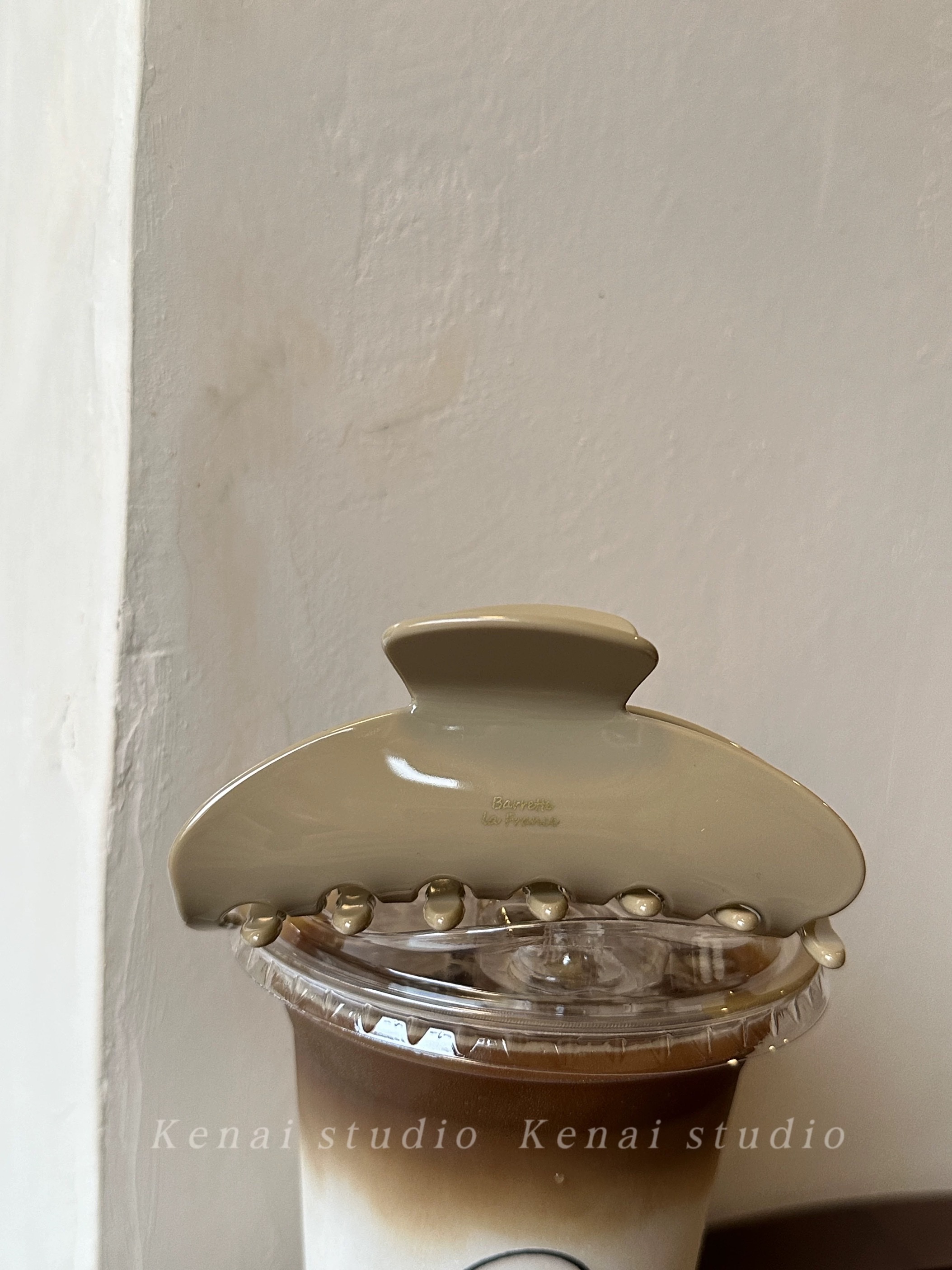 Korean FRANCE chocolate milk tea-colored acetate gripper, Maillard French large shark gripper, hair accessory, women's hair clip, hair accessory gripper Application Scenario