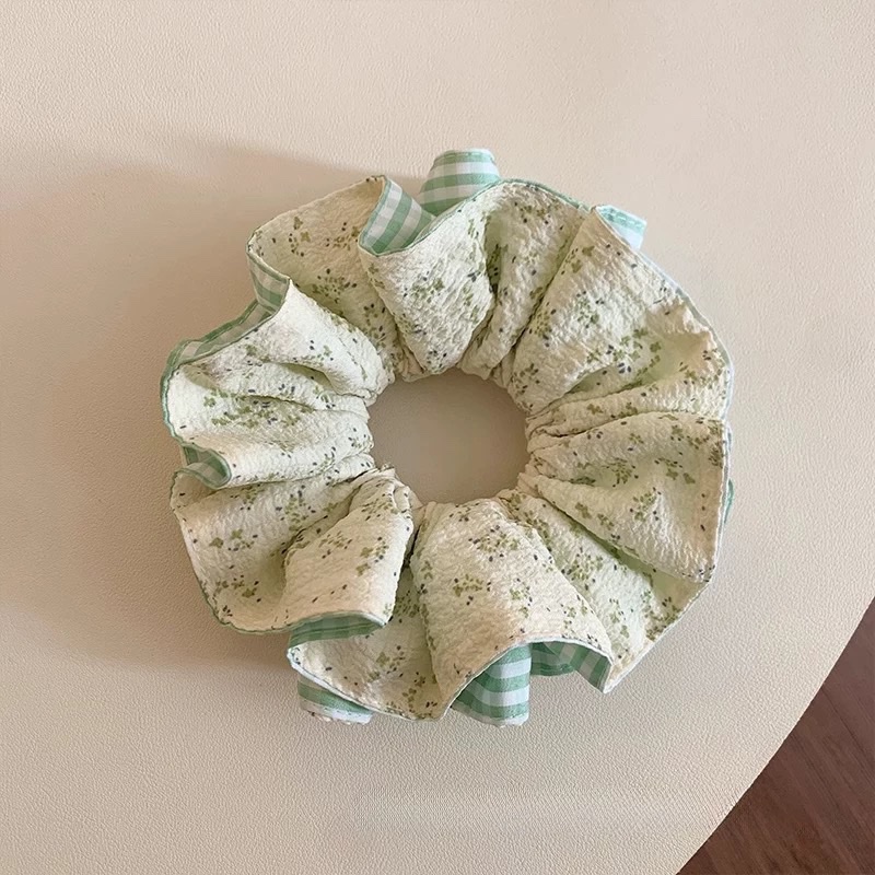 New floral checkered large intestine ring, fashionable double-layer design headband, versatile for girls' ponytail tie, elegant headband Application Scenario