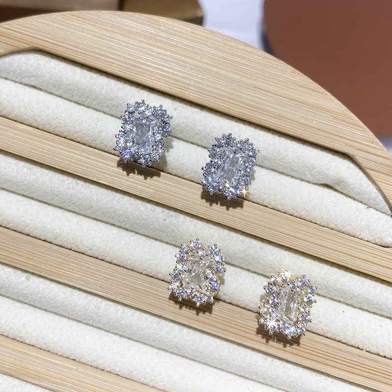 New 2026 sparkling diamond geometric stud earrings for women, light luxury, niche, high-end vintage earrings, retro charm, stud accessories, and ear piercing