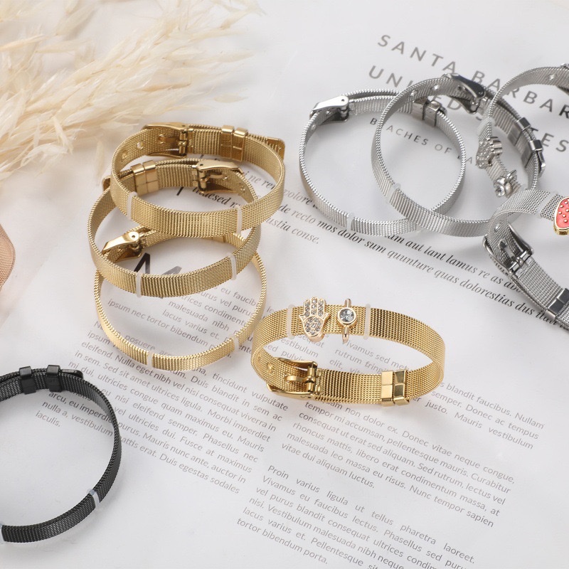 Stainless steel Italian woven mesh chain bracelet, cherry strawberry heart-shaped pendant, fashionable and versatile, suitable for both men and women, export stock, DIY stainless steel watch strap, freely combinable bracelet, copper micro-inlaid bracelet Application Scenario