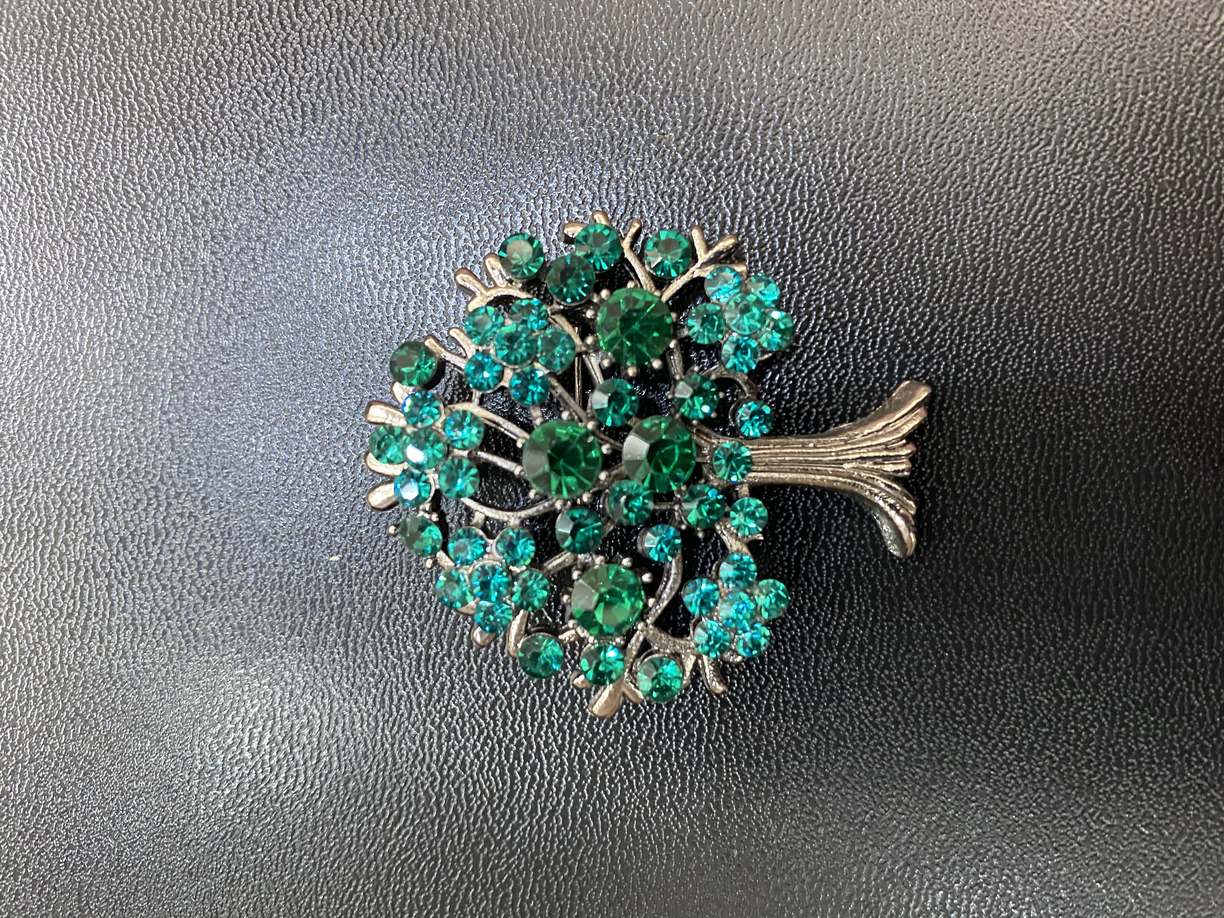 新款精致百搭合金水钻绿色生命树胸针男女服饰胸针