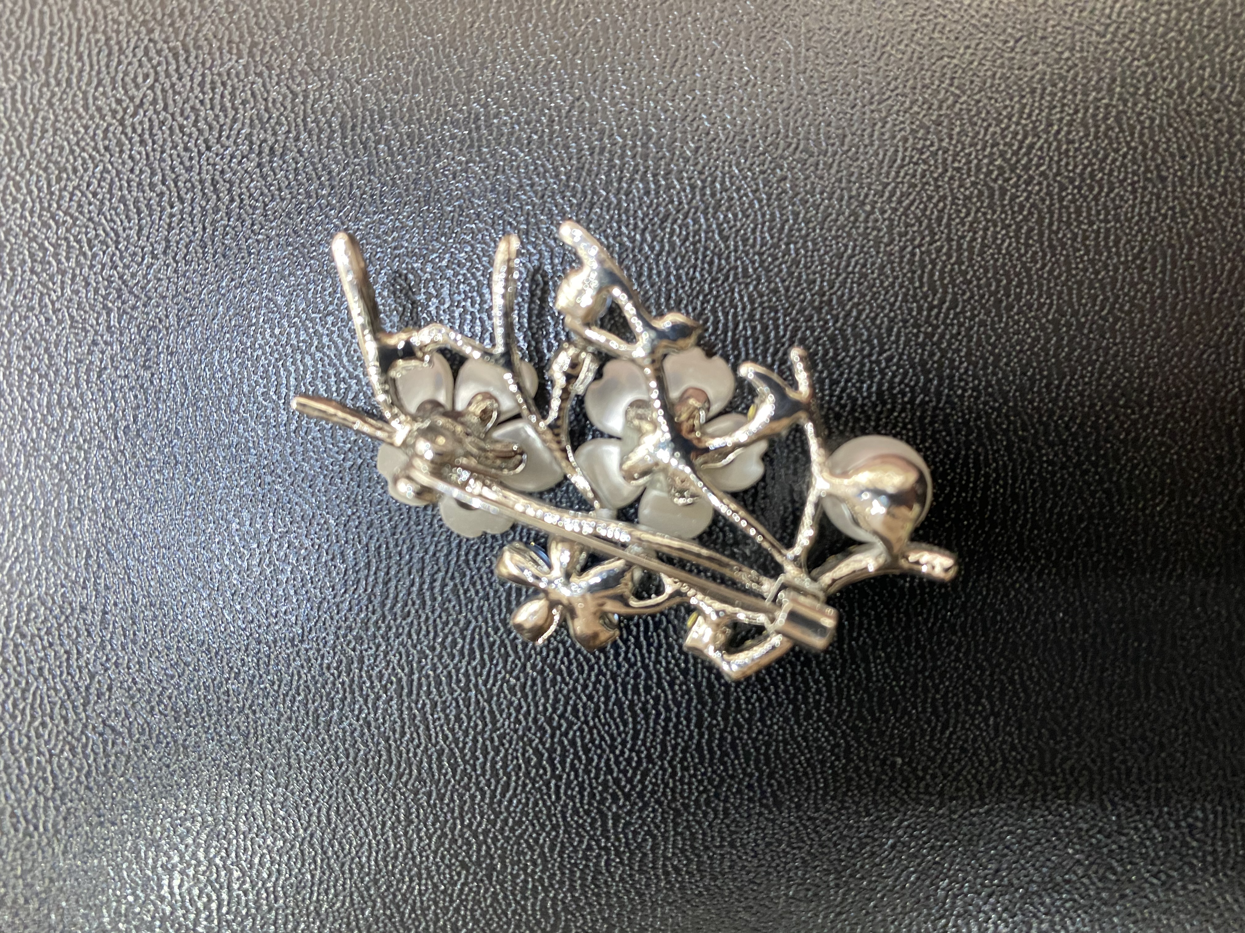 新款优雅甜美风时尚气质珍珠桃花胸针新国风服饰百搭款细节图