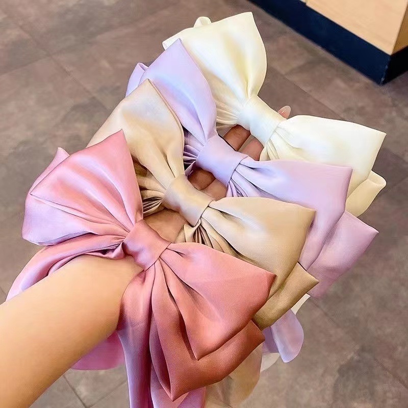 The silk ribbon large bow headpiece exudes an ethereal feminine charm. The hairpin at the back of the head is the same as the popular spring clip Item Picture