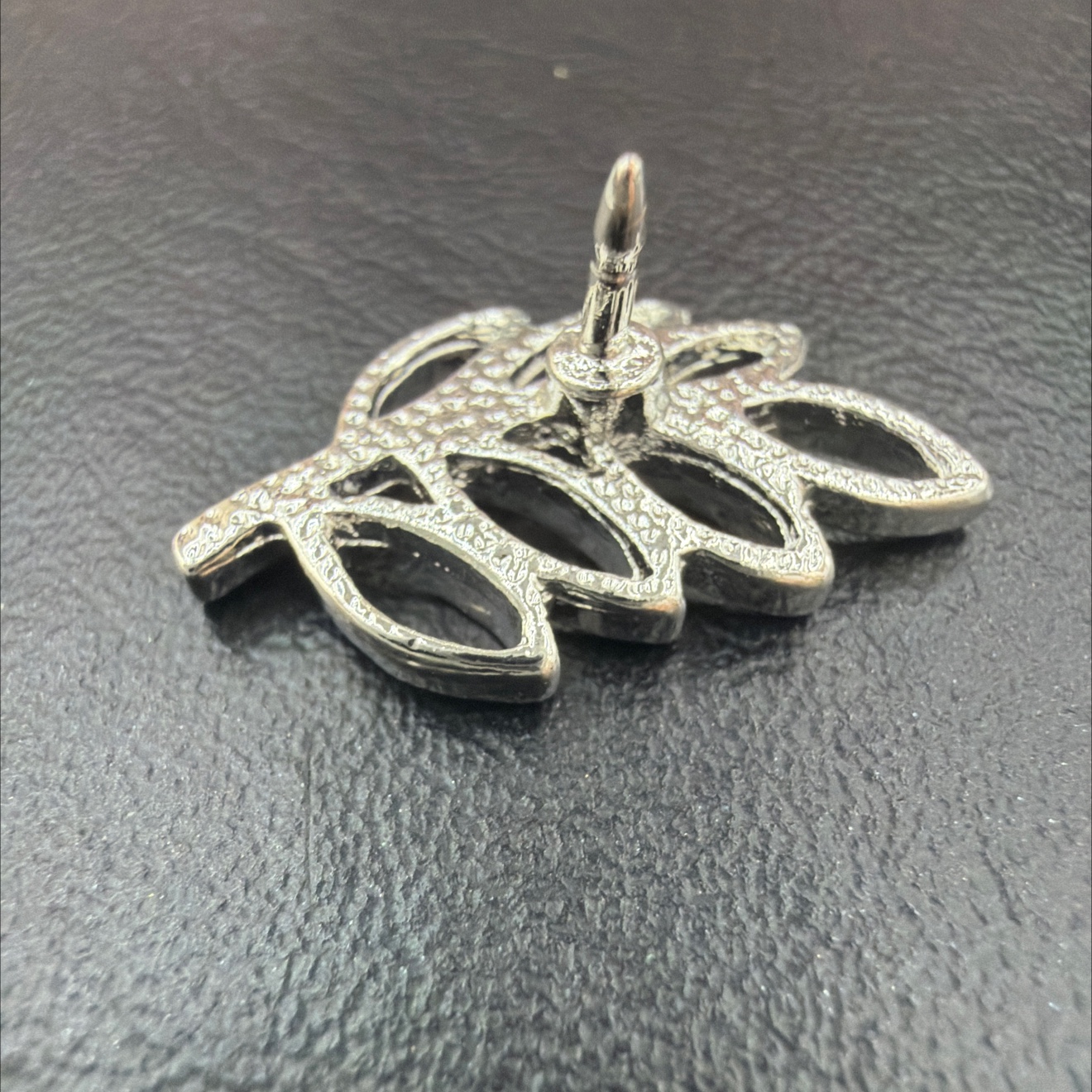 树叶胸针镂空花草胸针金属别针收腰别针刺马针简约胸针合金胸针徽章细节图