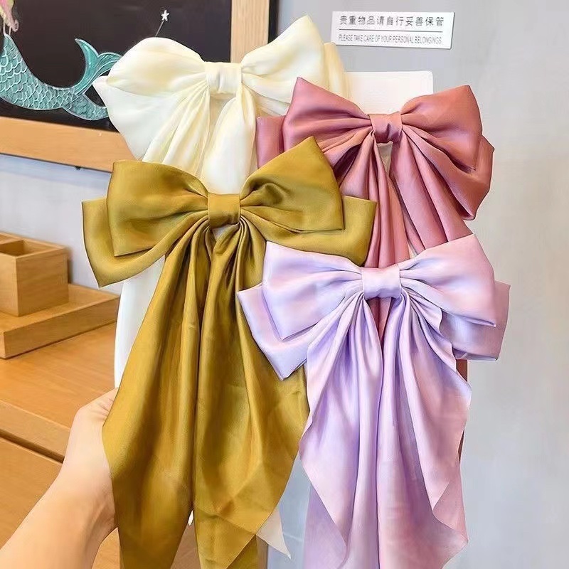 The silk ribbon large bow headpiece exudes an ethereal feminine charm. The hairpin at the back of the head is the same as the popular spring clip detail image 3