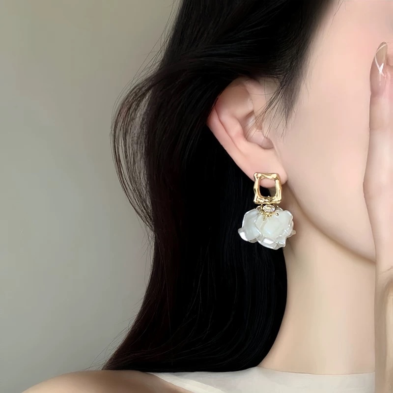 French white petal earrings, silver needle stud earrings, women's light luxury and high-end style earrings, new unique flower earrings and stud earrings details Picture