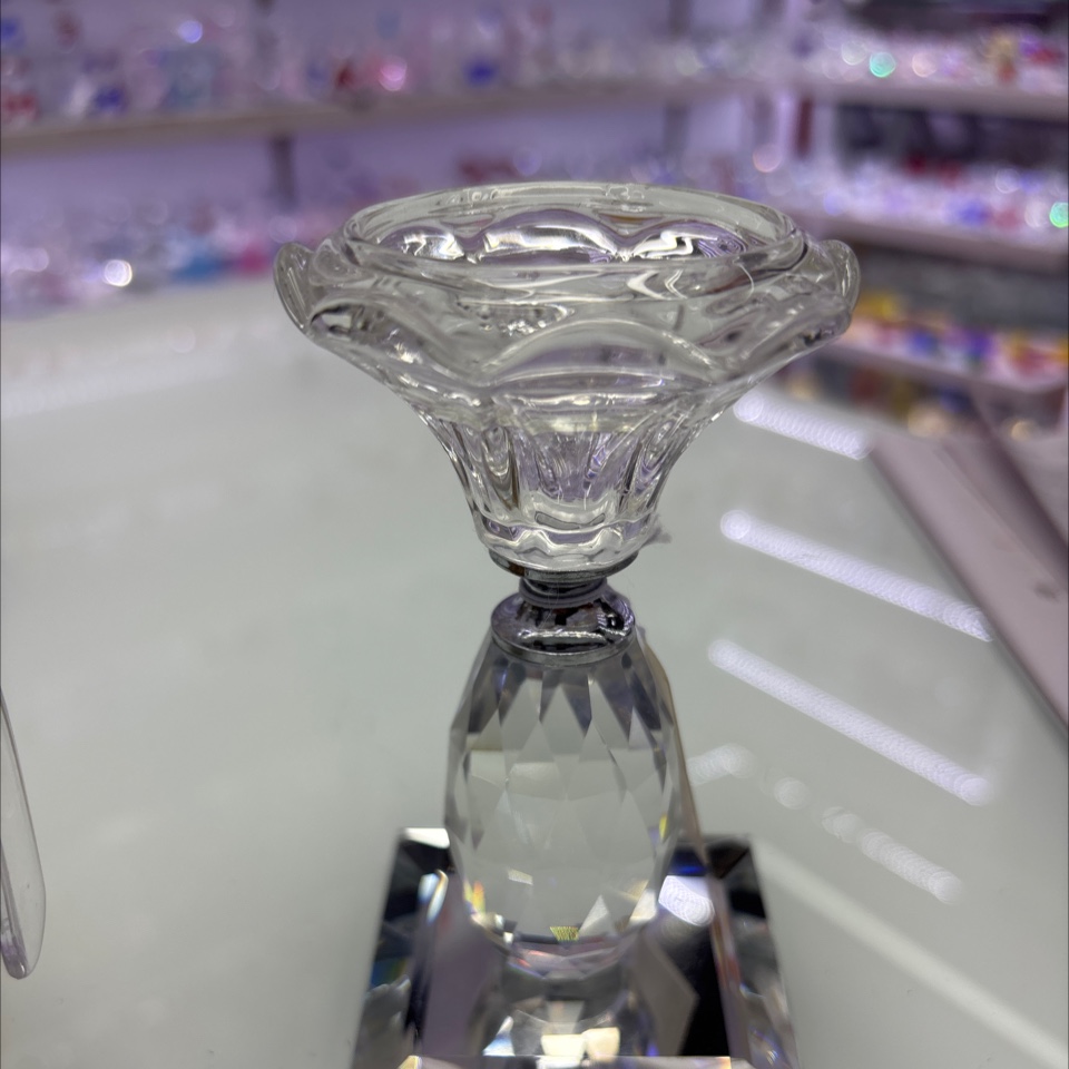 “玻璃柜里的惊喜——水晶烛台把光揉成碎钻，棱面晃着星星，连晚风都被它裹成了温柔的形状✨点上蜡烛，普通夜晚秒变柔光慢镜头。