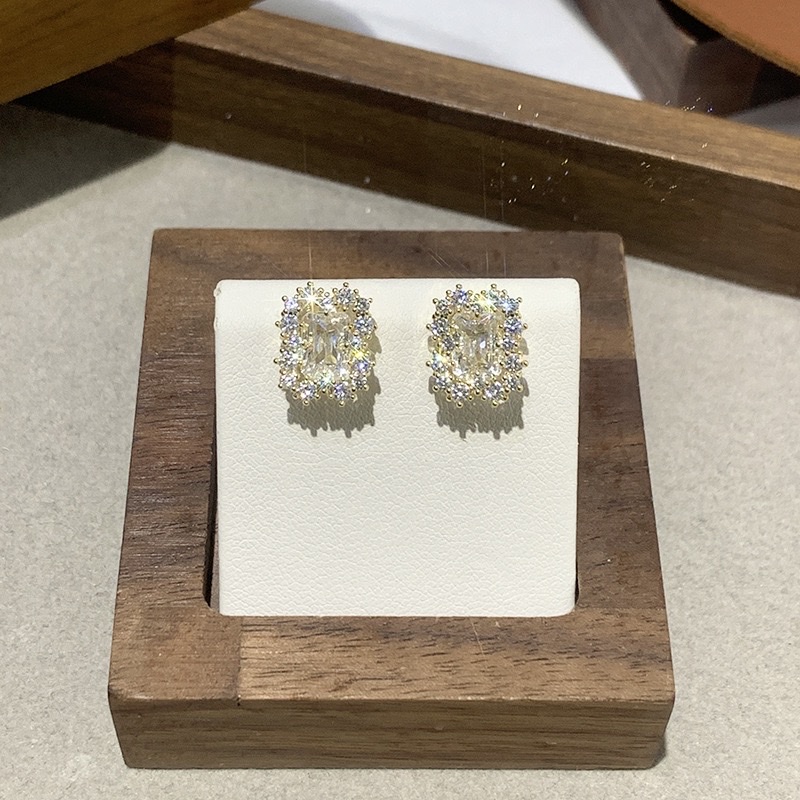 New 2026 sparkling diamond geometric stud earrings for women, light luxury, niche, high-end vintage earrings, retro charm, stud accessories, and ear piercing Specification image