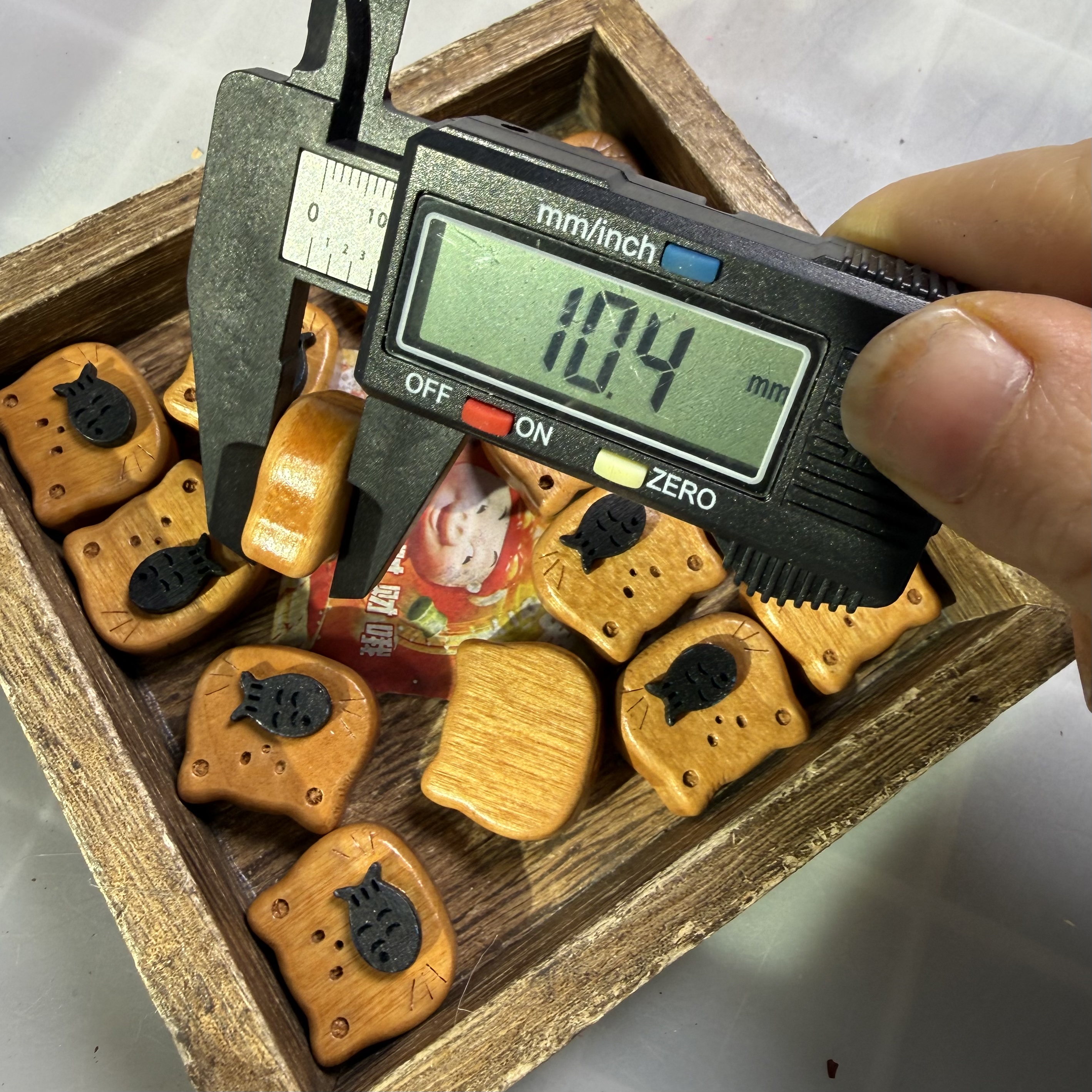 手工饰品配件DIY饰品小猫吃鱼榉木款新品配饰手机链手链项链直播抖音热门热销款新品白底实物图