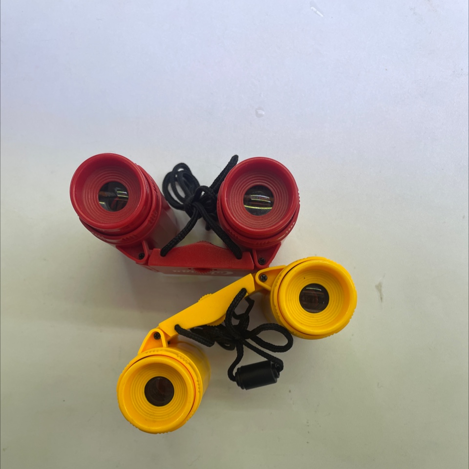 1138望远镜，倍数2.5X26，清醒度好，，环保材料，带挂绳，红色，蓝色，黄色，黑色混装细节图