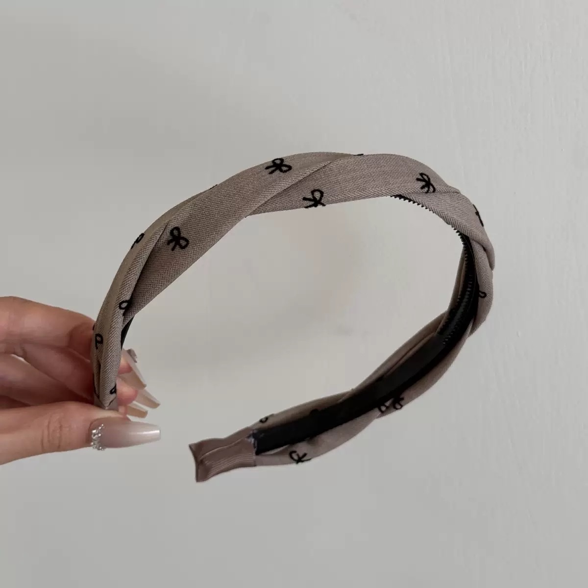 The Korean-style Xiaoxiang Wind Wave double twisted twisted toothed hairband is versatile. It features a high top, wide edge, pressure hairband, headband, and a butterfly-shaped hairband for women Specification image