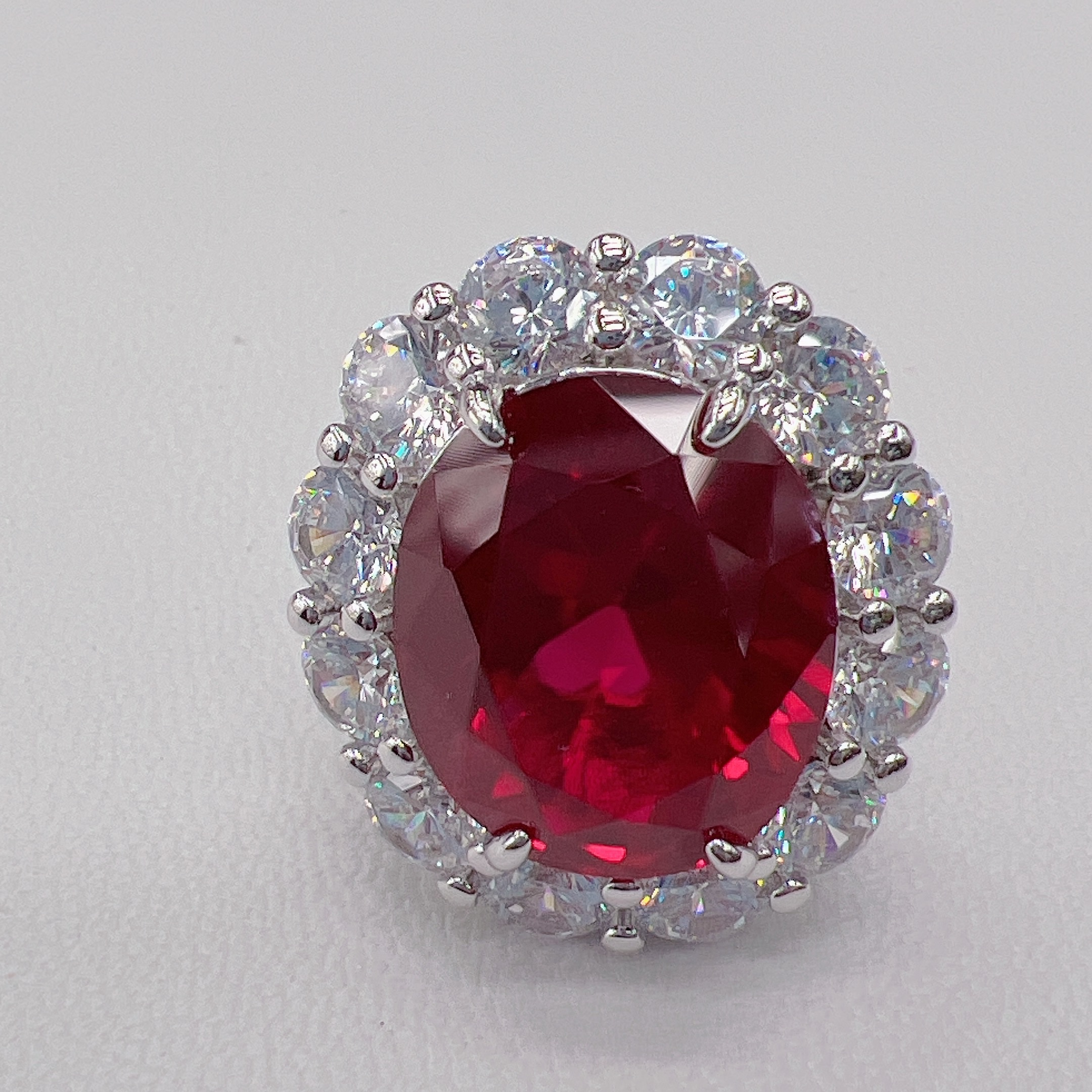 وأقراط رباعية الأظافر تُلصق بأذنين أنثوية Specification image