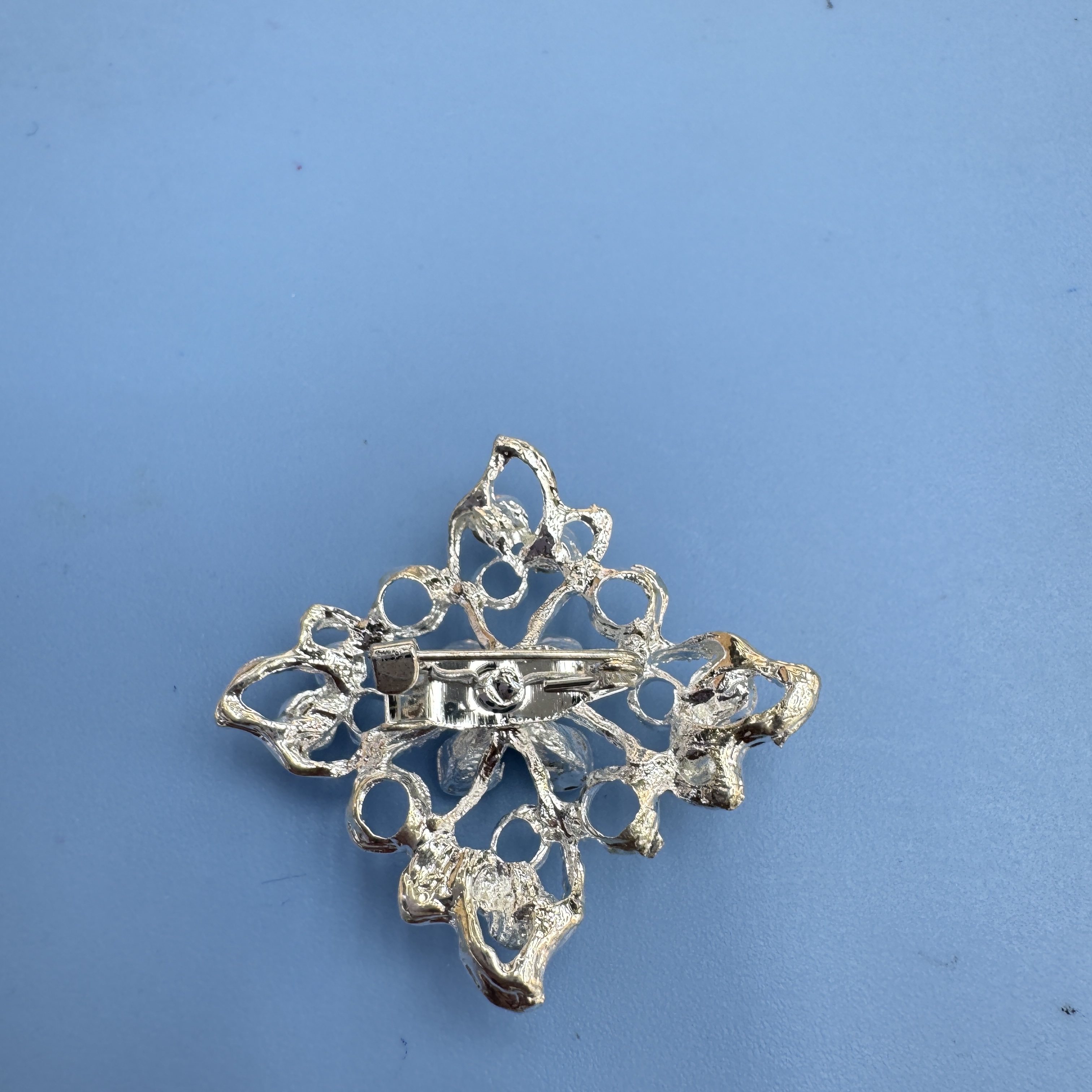 欧美爆款水钻镀银方行小胸针白底实物图