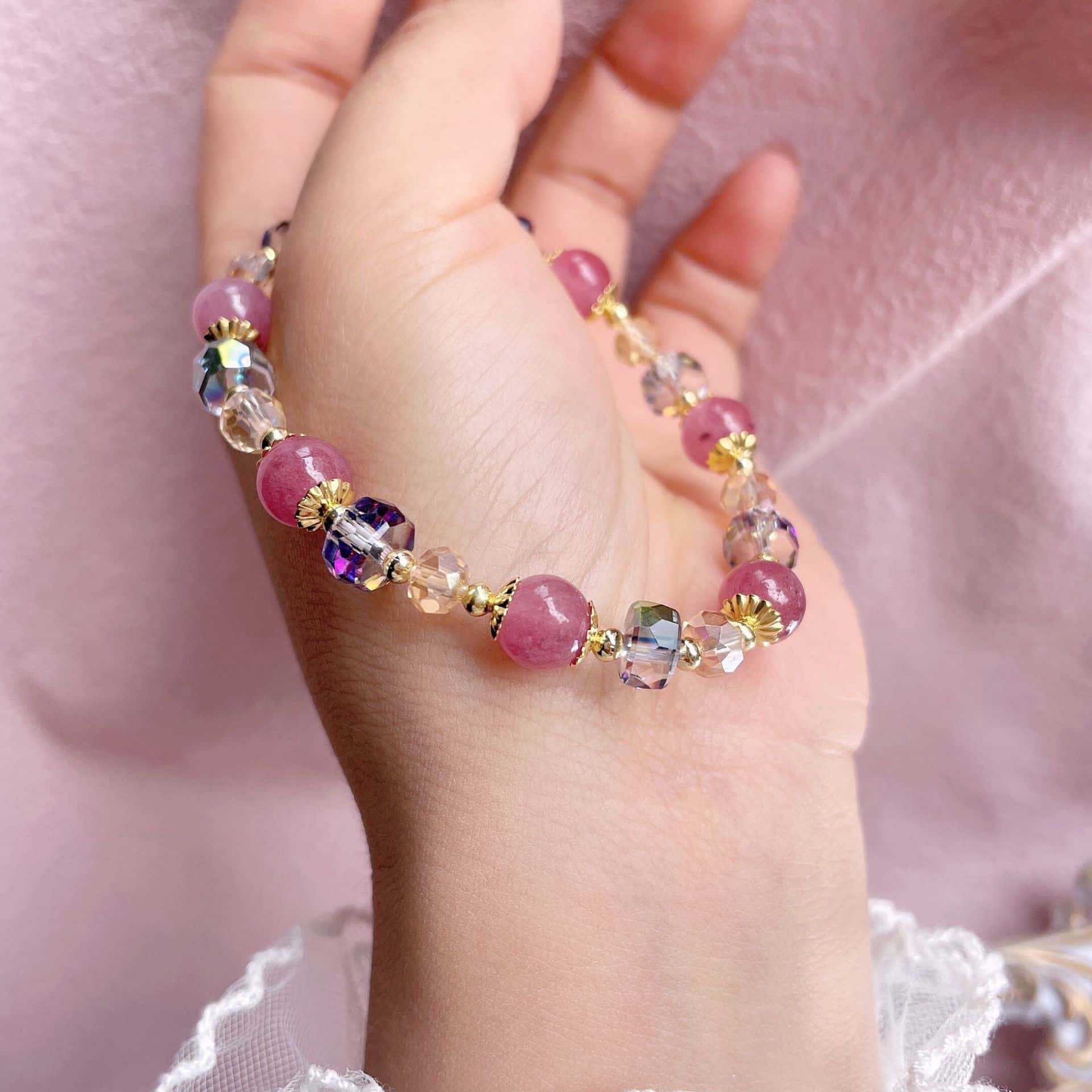 A simple, fashionable and light luxury strawberry crystal bracelet of the same style as Douyin. A gift for classmates and best friends Item Picture