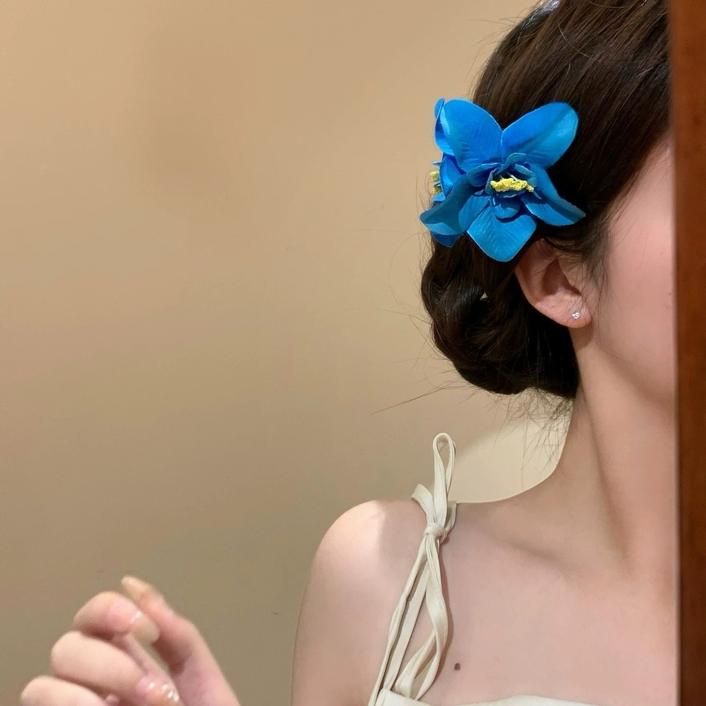 A stunning yellow flower hairpin with a seaside vacation style for women, a small clip headwear with side bangs and a duckbill clip Item Picture