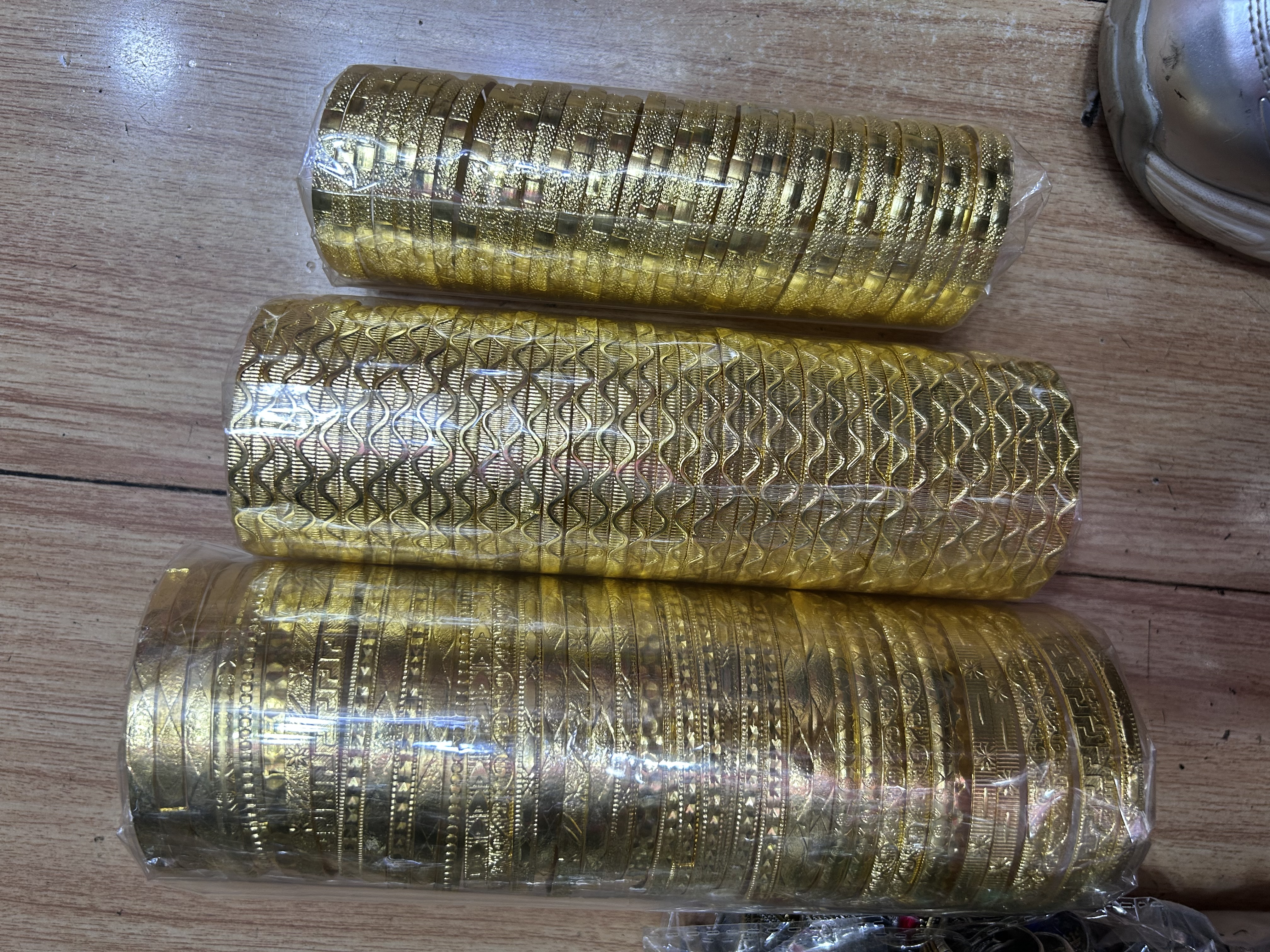 中东非洲热卖手镯，外贸铁手镯，女士手镯白底实物图