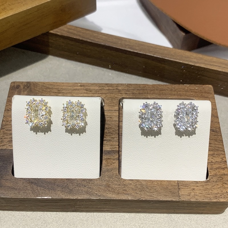 New 2026 sparkling diamond geometric stud earrings for women, light luxury, niche, high-end vintage earrings, retro charm, stud accessories, and ear piercing details Picture