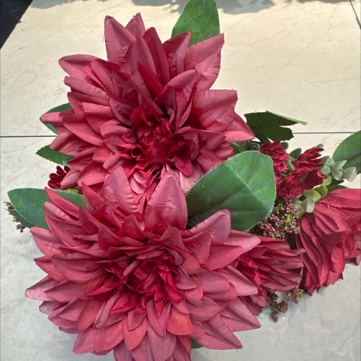 12头富贵菊，12个叶子，6个大花，2个小蕾，4个塑料配件