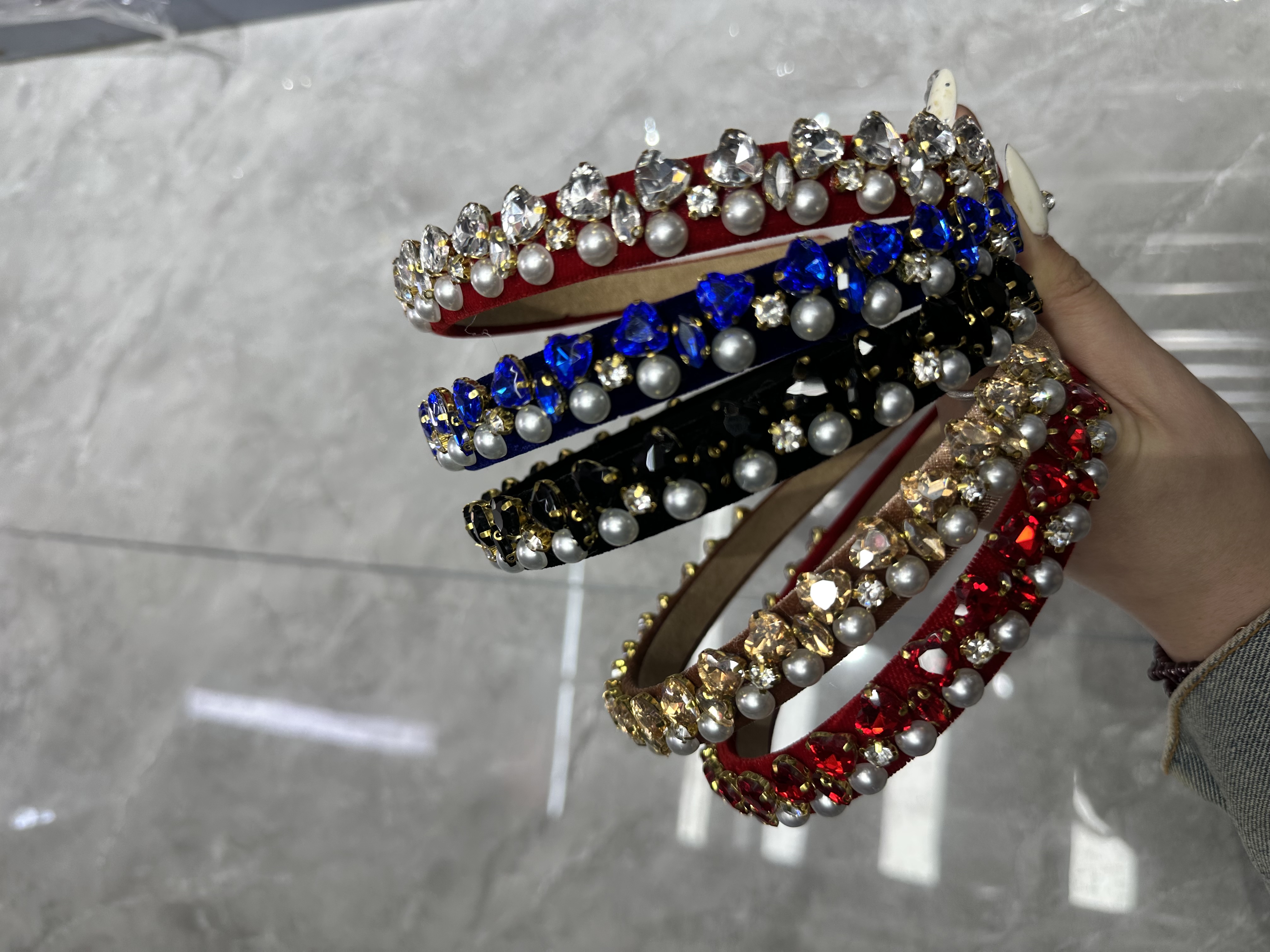 Yisen Valentine's Day hair accessories: Korean style solid color diamond-encrusted pearl heart-shaped thin edge headband, elegant velvet headband Specification image