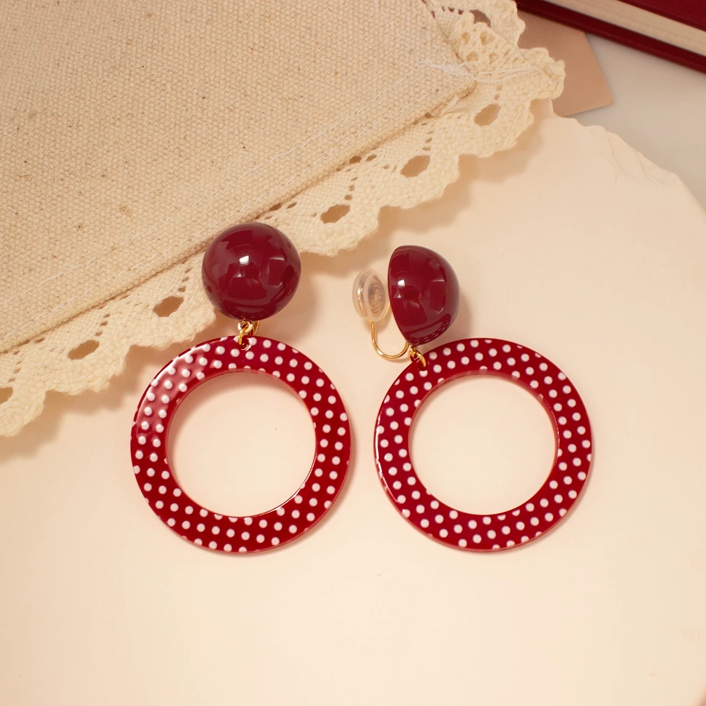 港风红色波点圈圈耳环显白复古耳饰俏皮摩登夸张无耳洞蚊香盘耳夹详情图4
