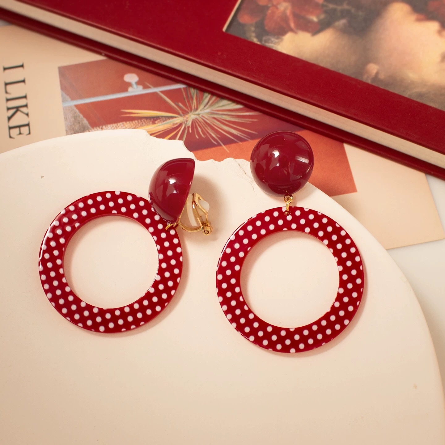 港风红色波点圈圈耳环显白复古耳饰俏皮摩登夸张无耳洞蚊香盘耳夹白底实物图