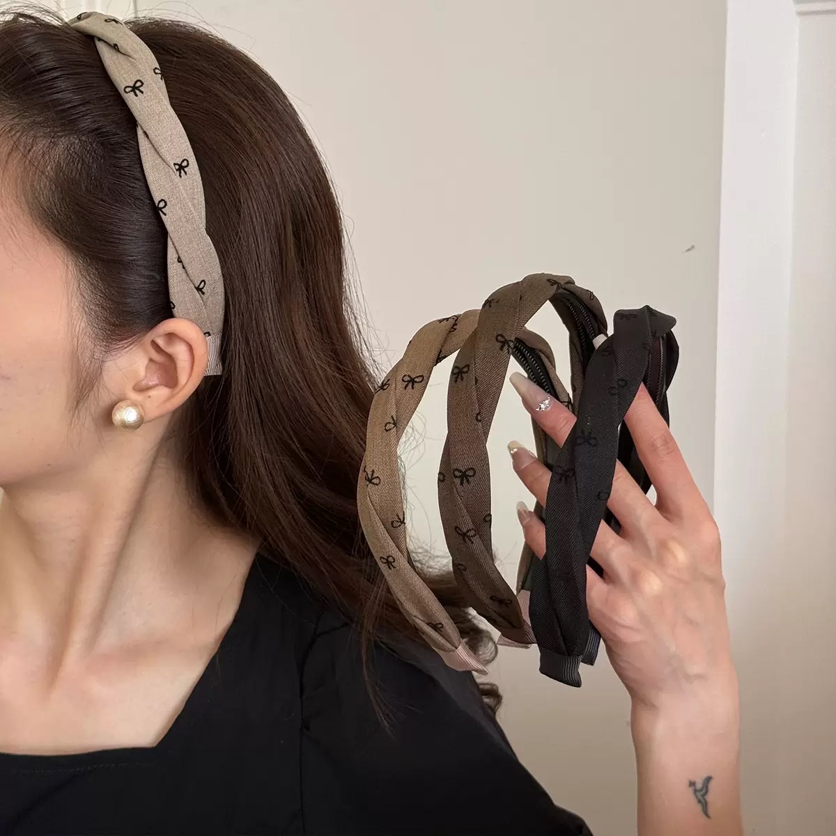 The Korean-style Xiaoxiang Wind Wave double twisted twisted toothed hairband is versatile. It features a high top, wide edge, pressure hairband, headband, and a butterfly-shaped hairband for women detail image 2