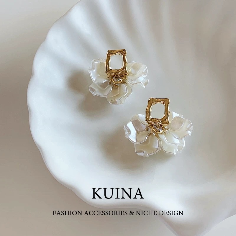 French white petal earrings, silver needle stud earrings, women's light luxury and high-end style earrings, new unique flower earrings and stud earrings Specification image