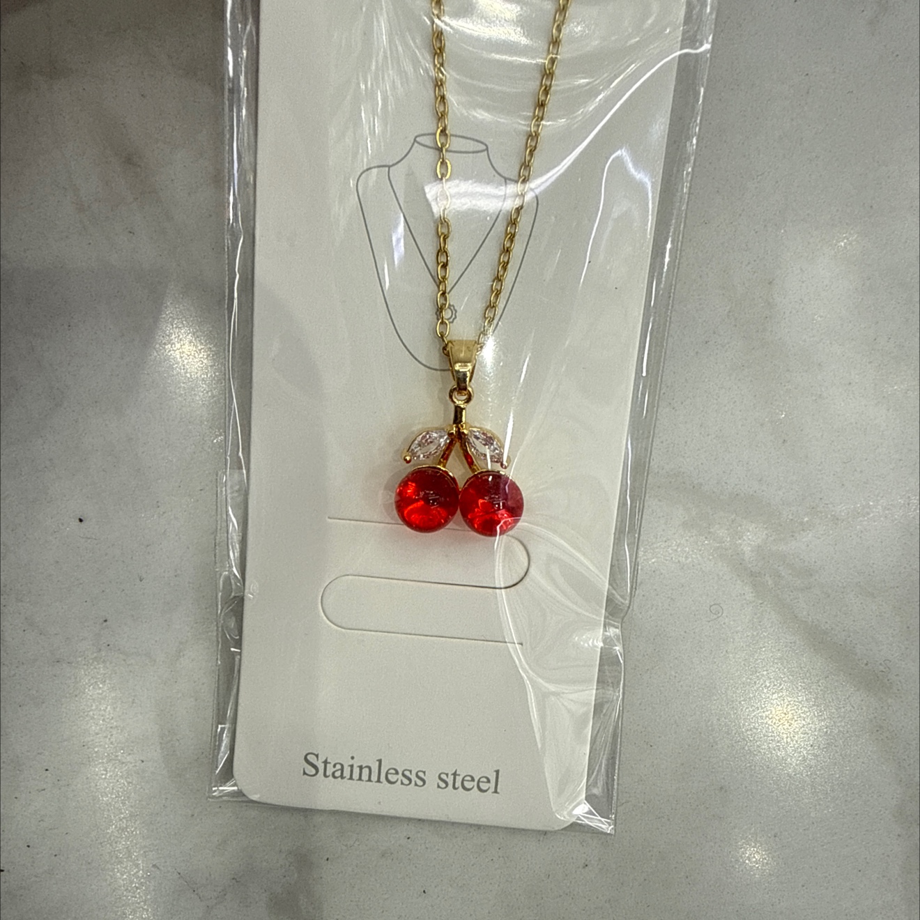 🍒 甜美元素设计：两颗饱满透亮的红色樱桃，搭配镶嵌闪耀透明锆石的枝叶装饰，灵动又精致，自带元气少女感。

